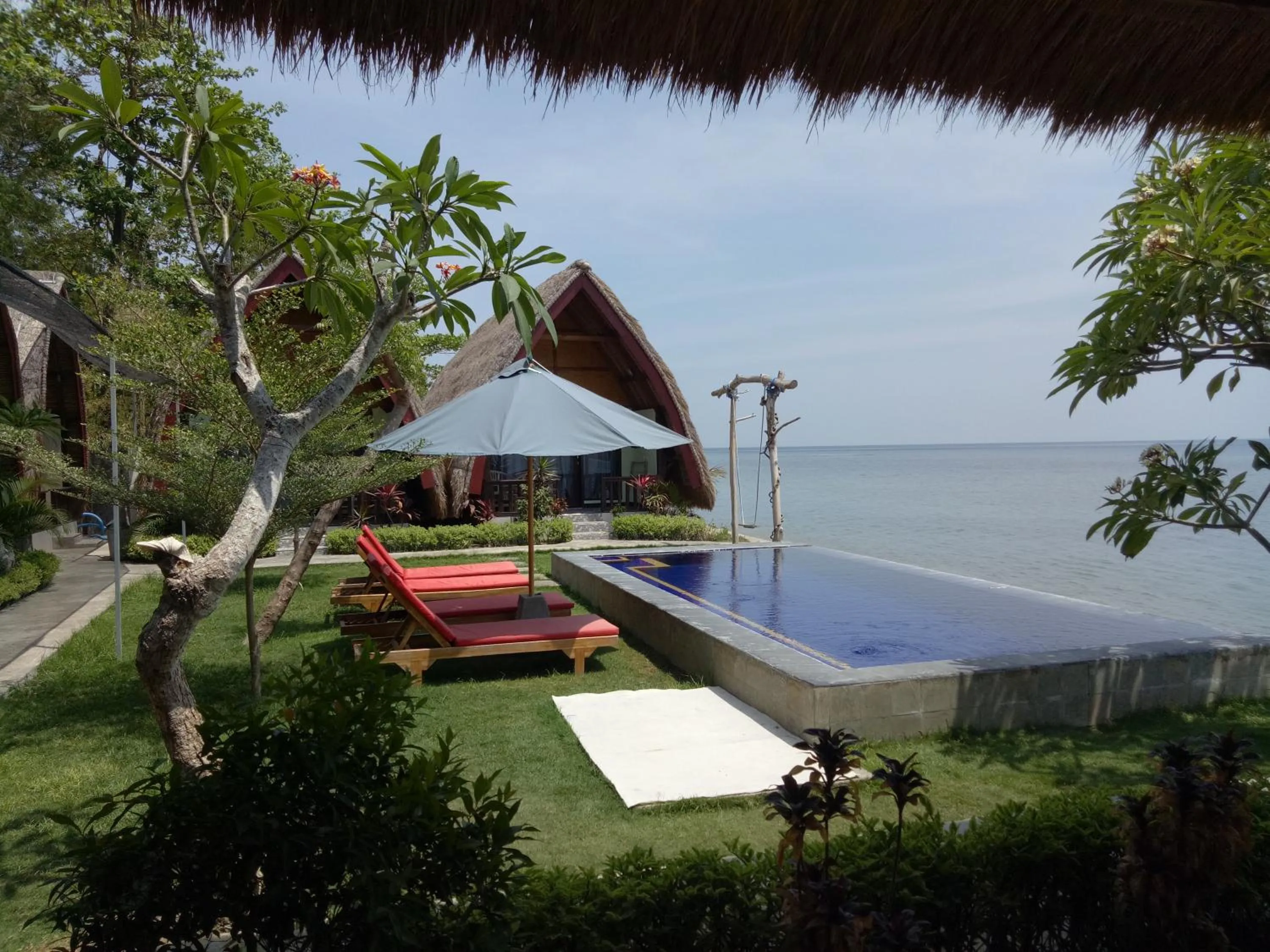 Swimming pool in Krisna Bungalows and Restaurant
