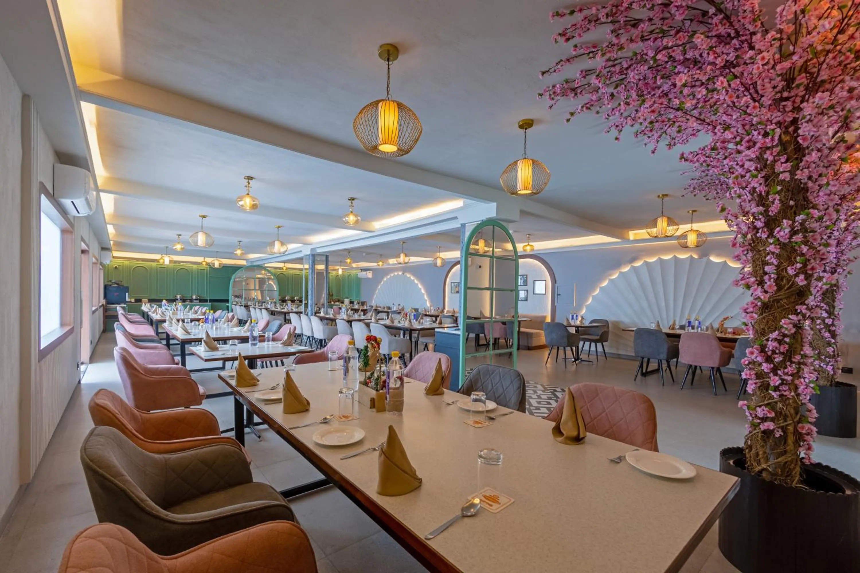 Restaurant/places to eat in Aapno Ghar Resort & Amusement Park