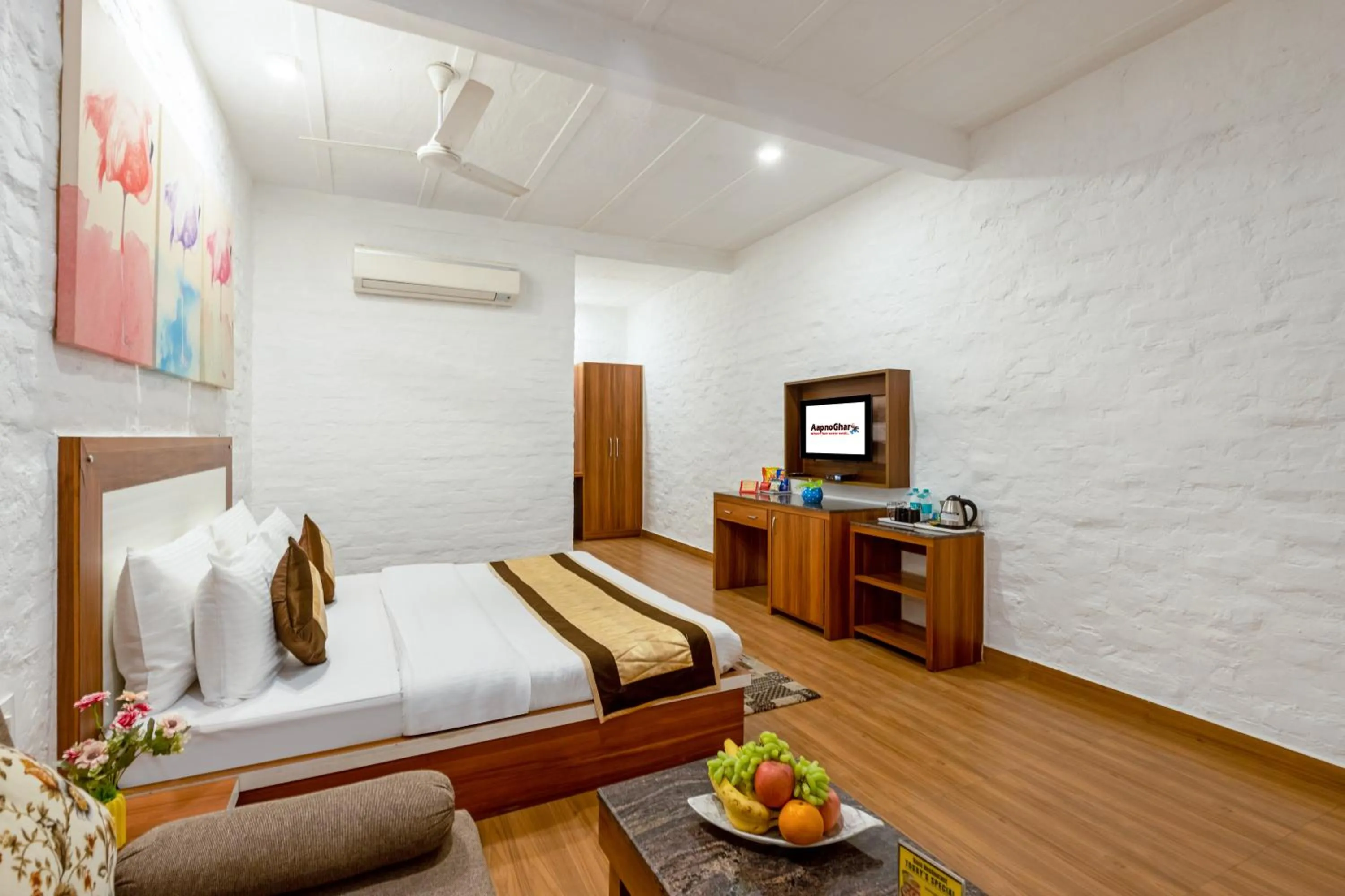 TV and multimedia in Aapno Ghar Resort & Amusement Park