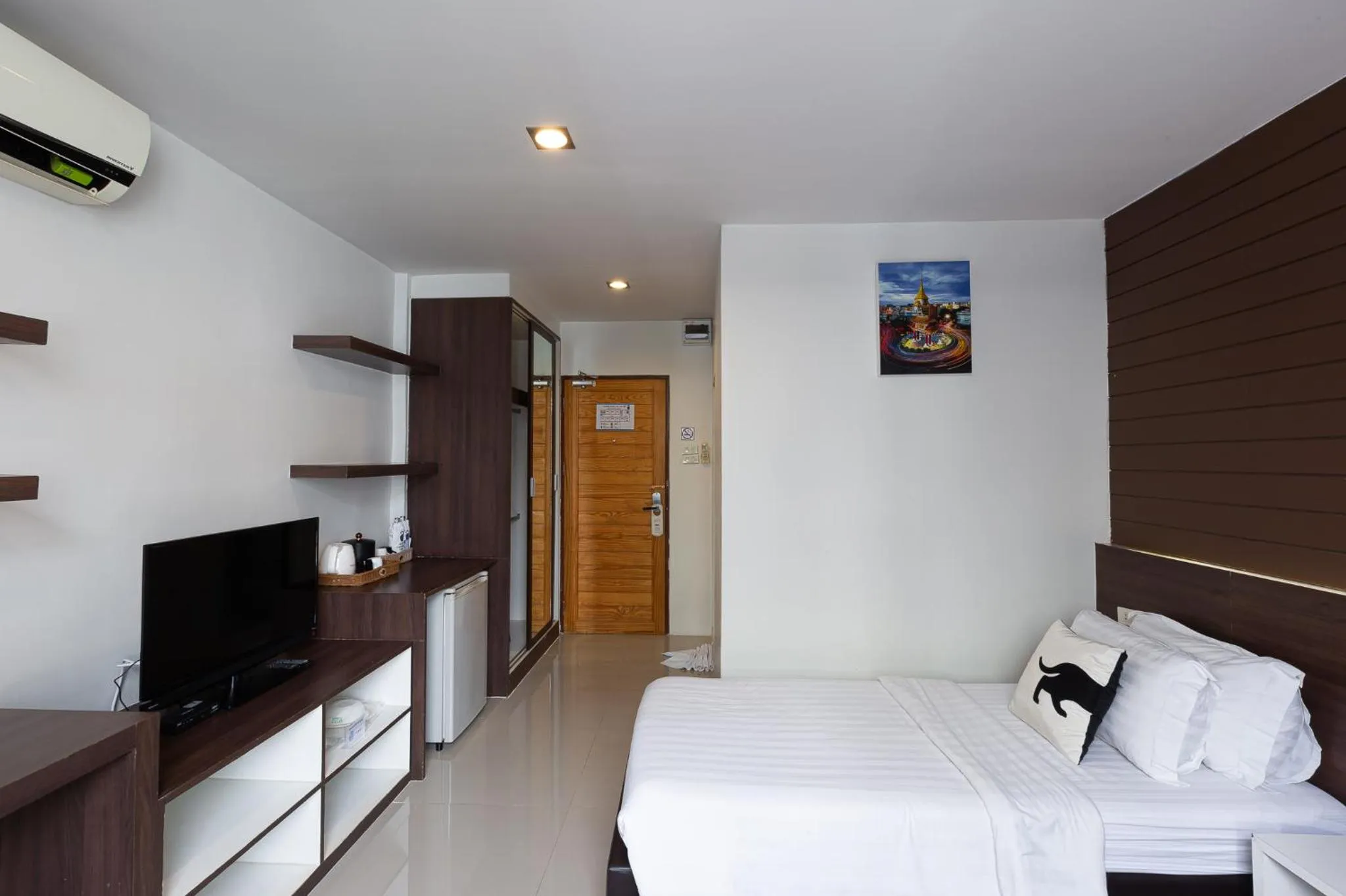 Bed in Bed By City Hotel