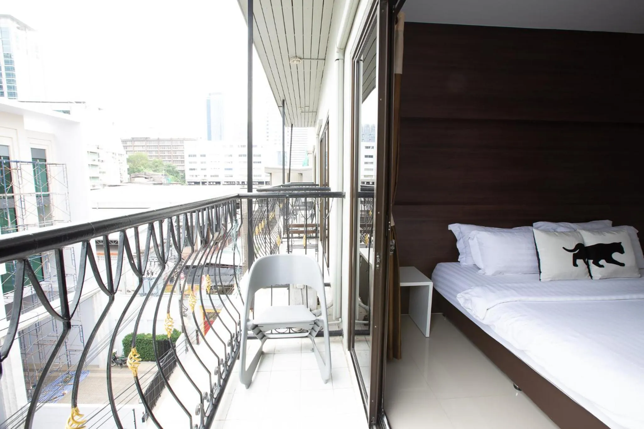 Bed in Bed By City Hotel