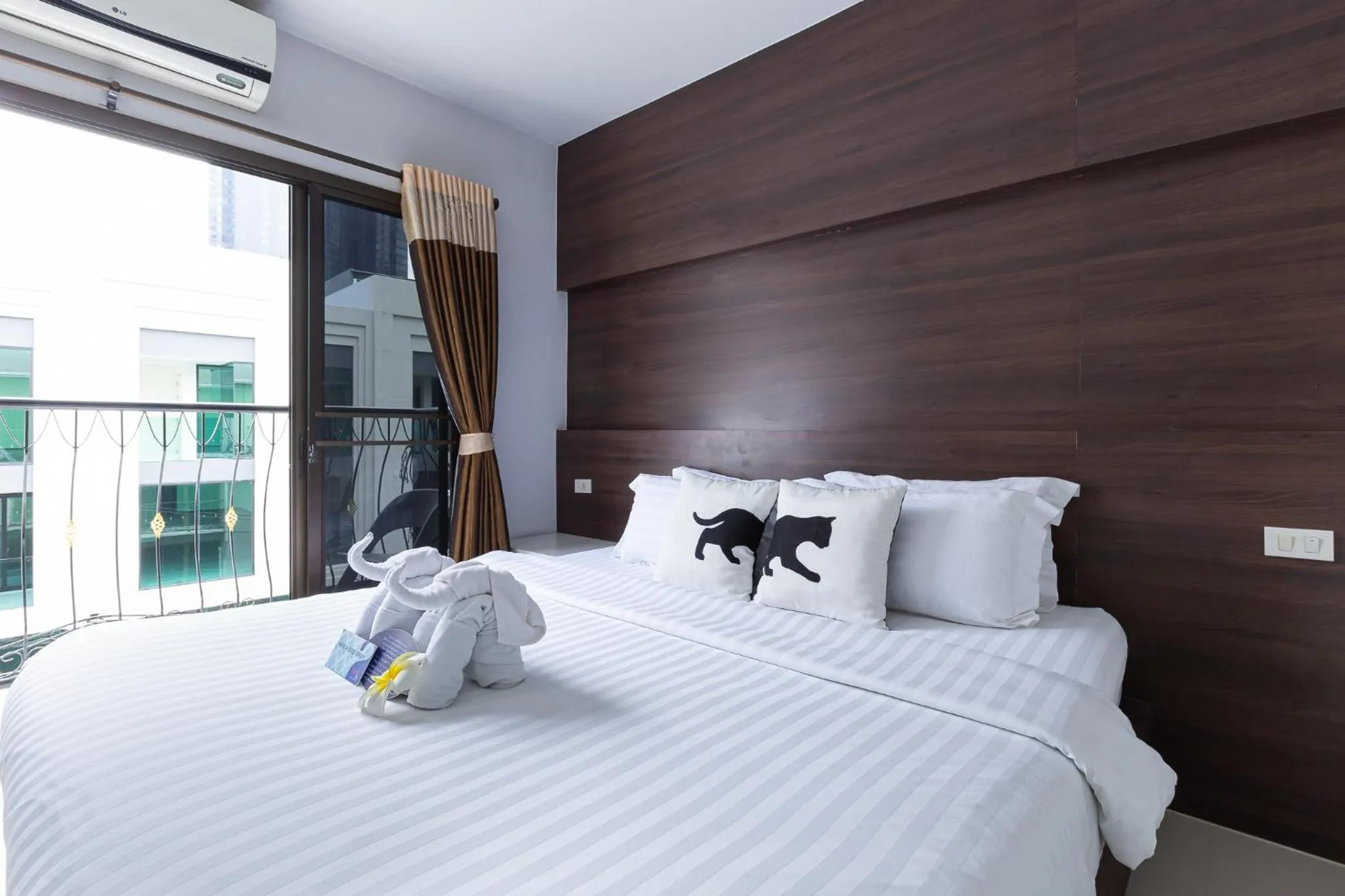 Bed in Bed By City Hotel