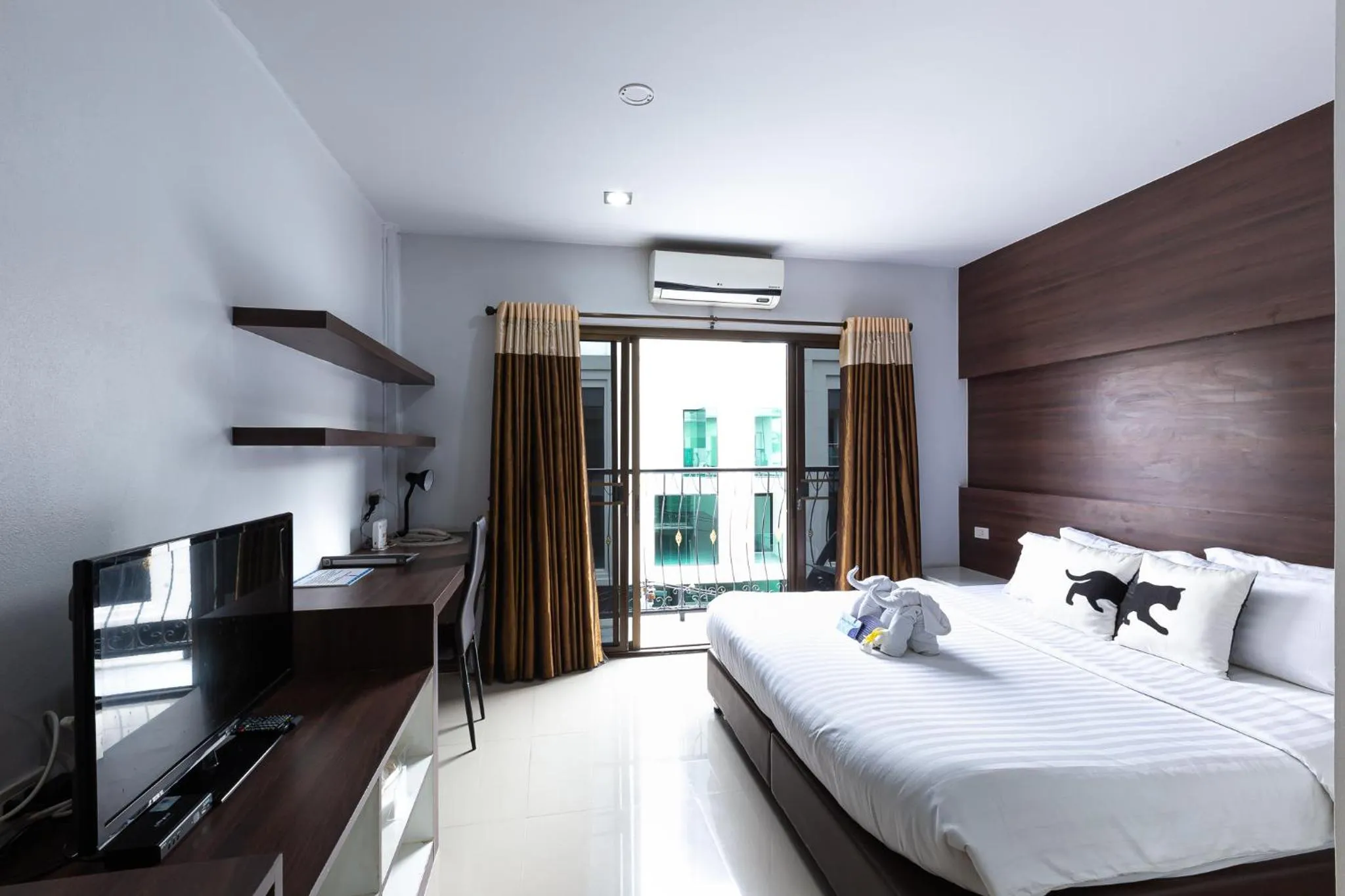 Bed in Bed By City Hotel