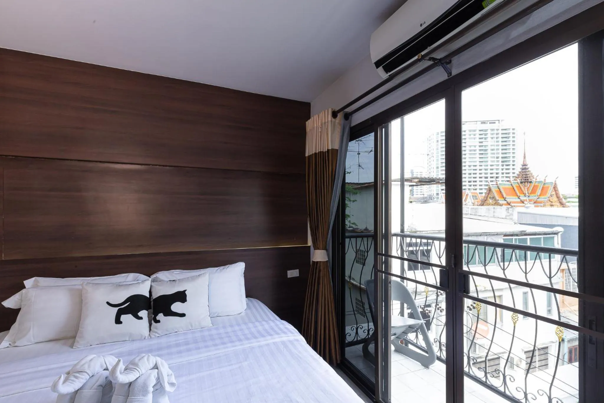 Bed in Bed By City Hotel