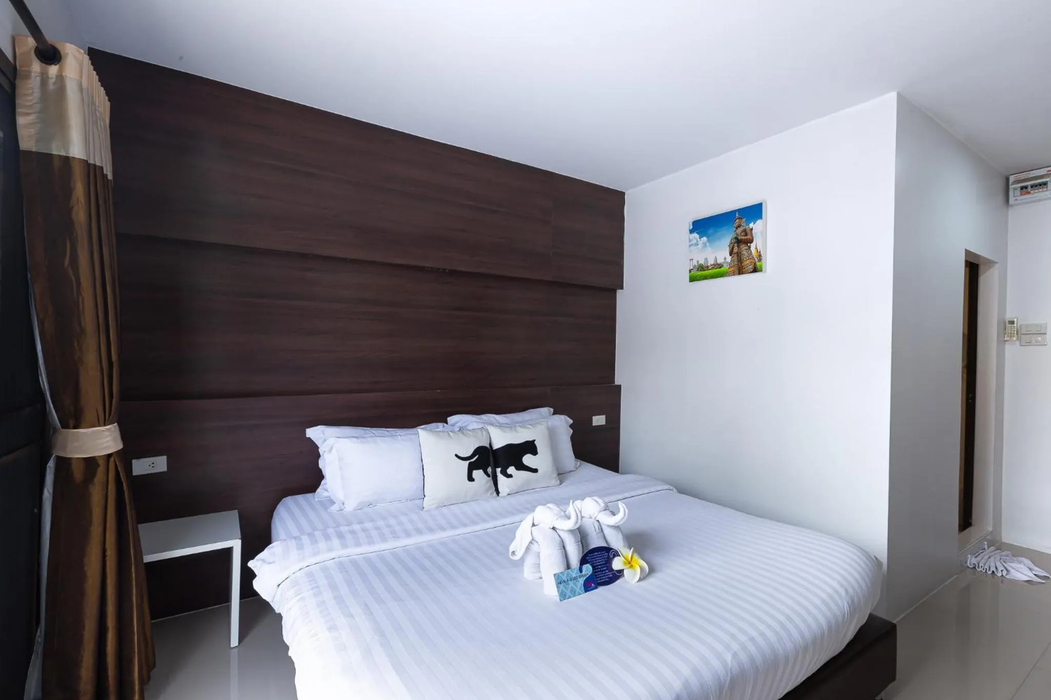 Bed in Bed By City Hotel