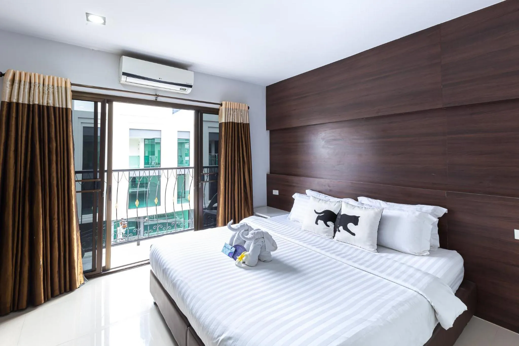 Bed in Bed By City Hotel