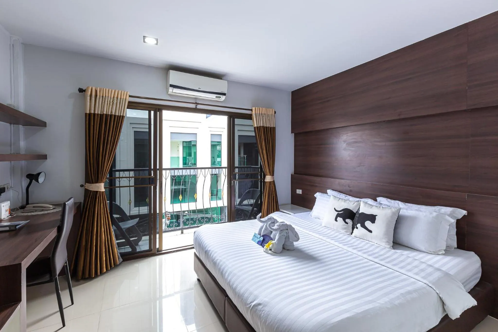 Bed in Bed By City Hotel