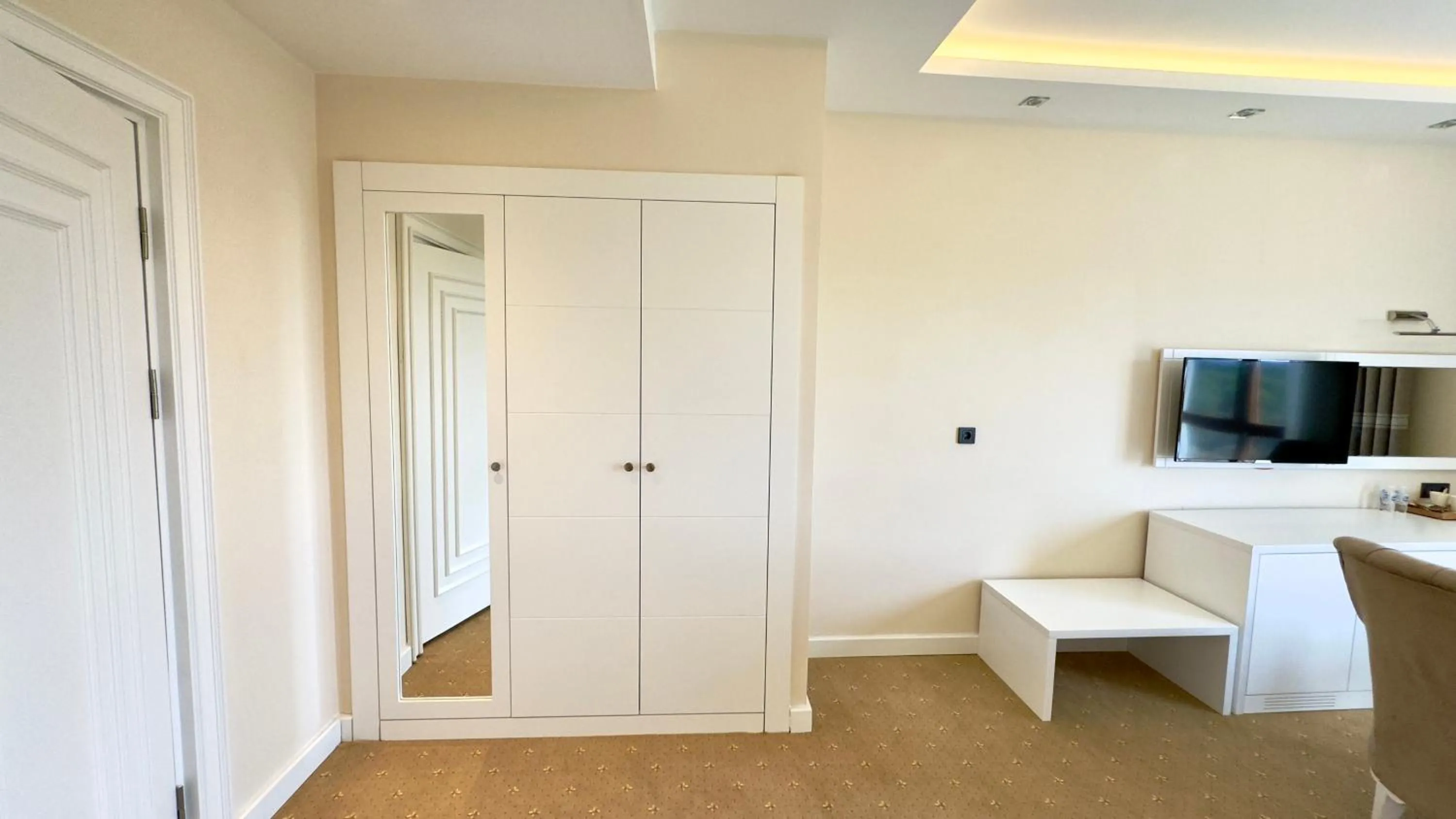 wardrobe in Green Roof Boutique Hotel & SPA Istanbul Airport