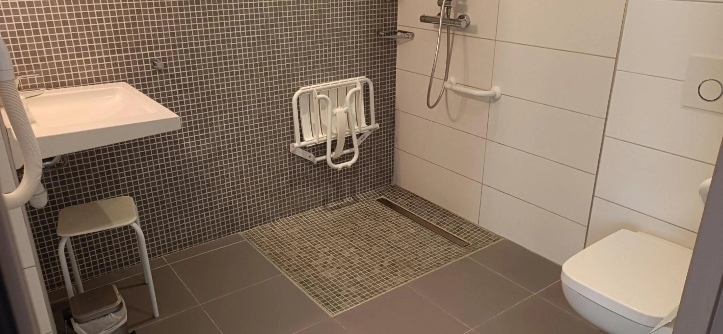 Shower in Hotel Le Majestic Canet plage