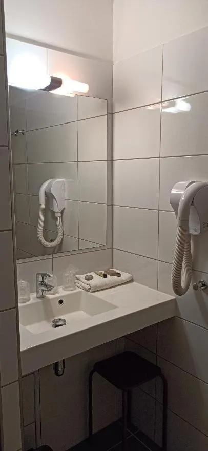 Bathroom in Hotel Le Majestic Canet plage