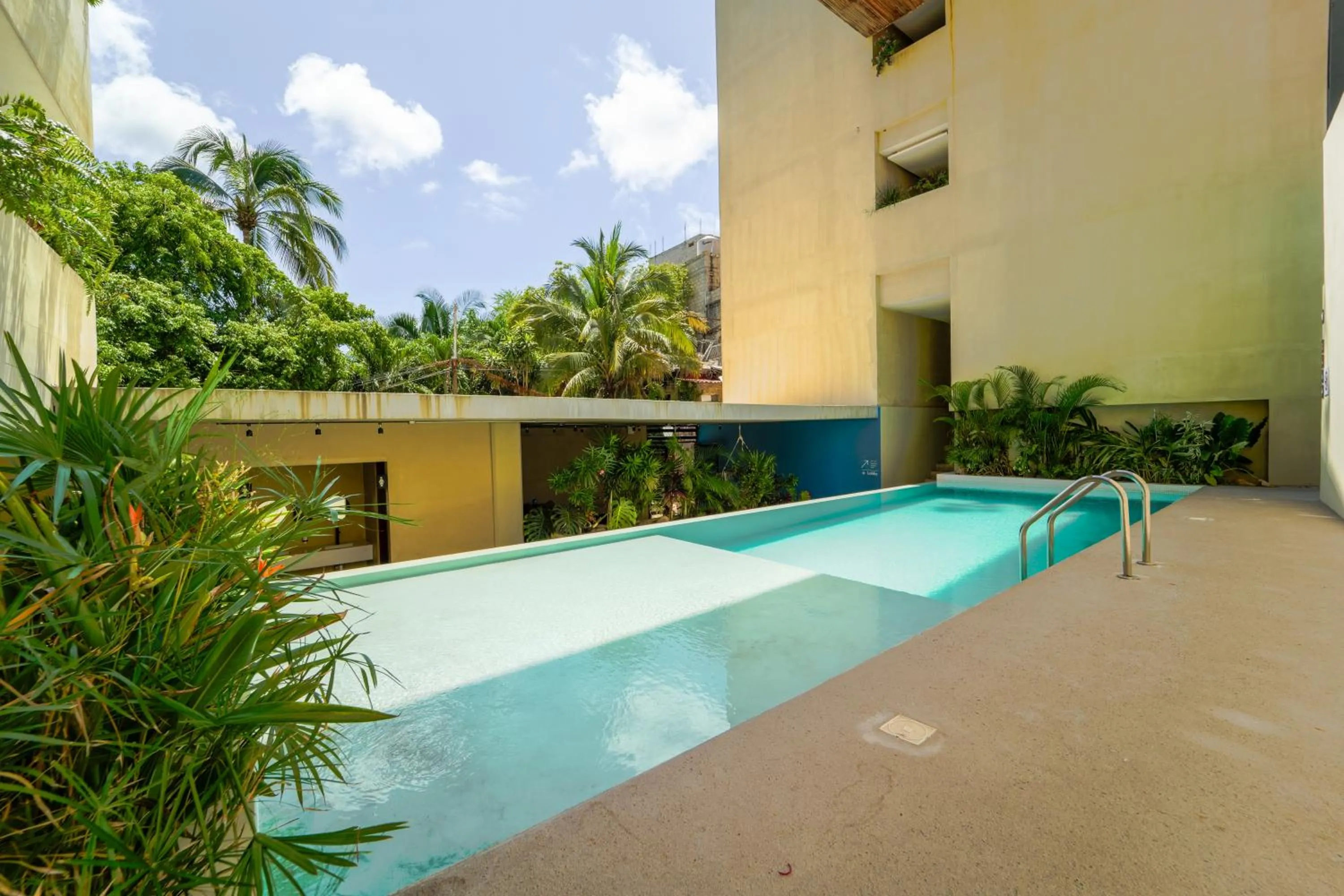 Swimming pool in Maramara Centro