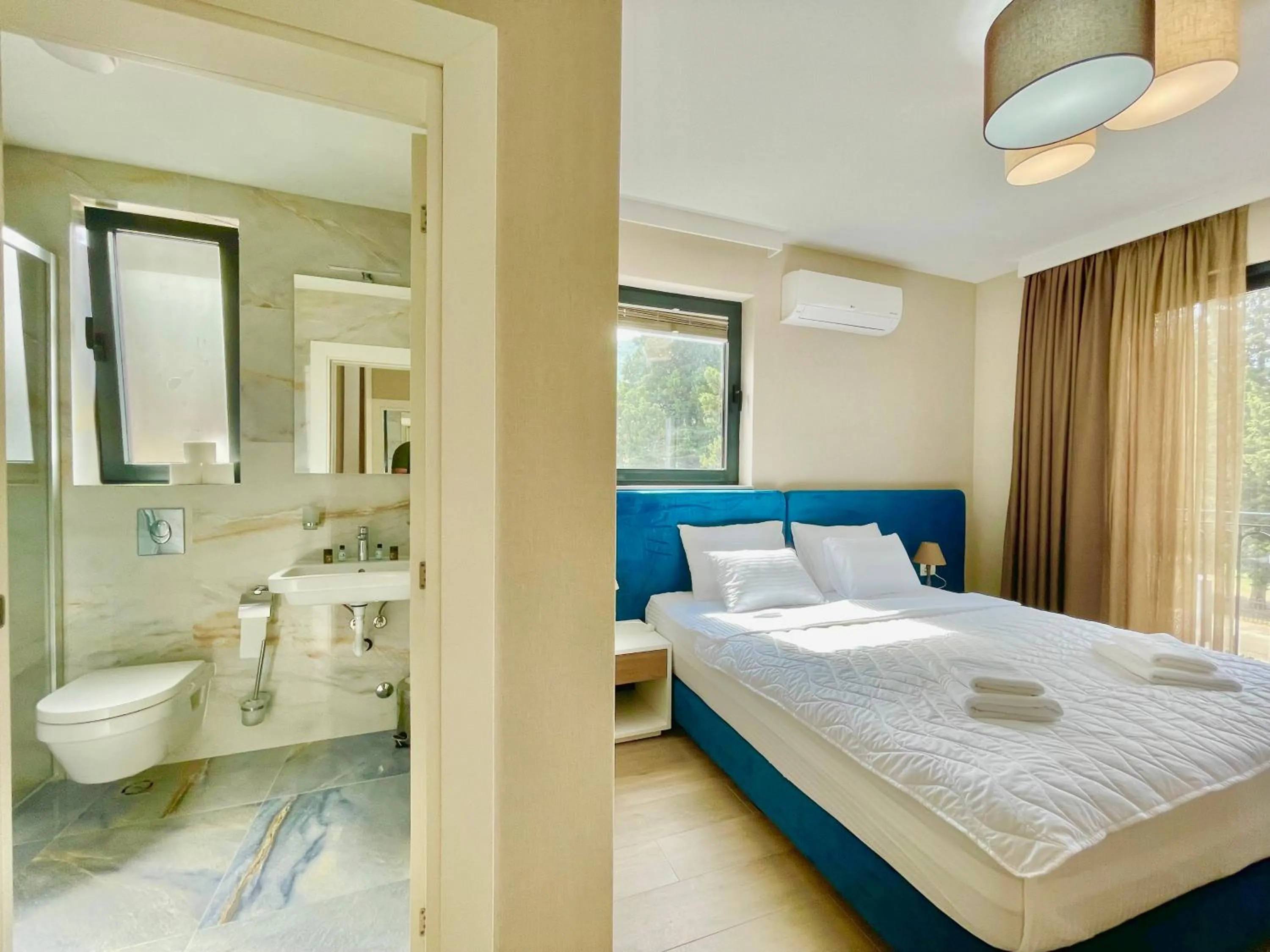 Shower, Bed in Comfort Apartments Pasha