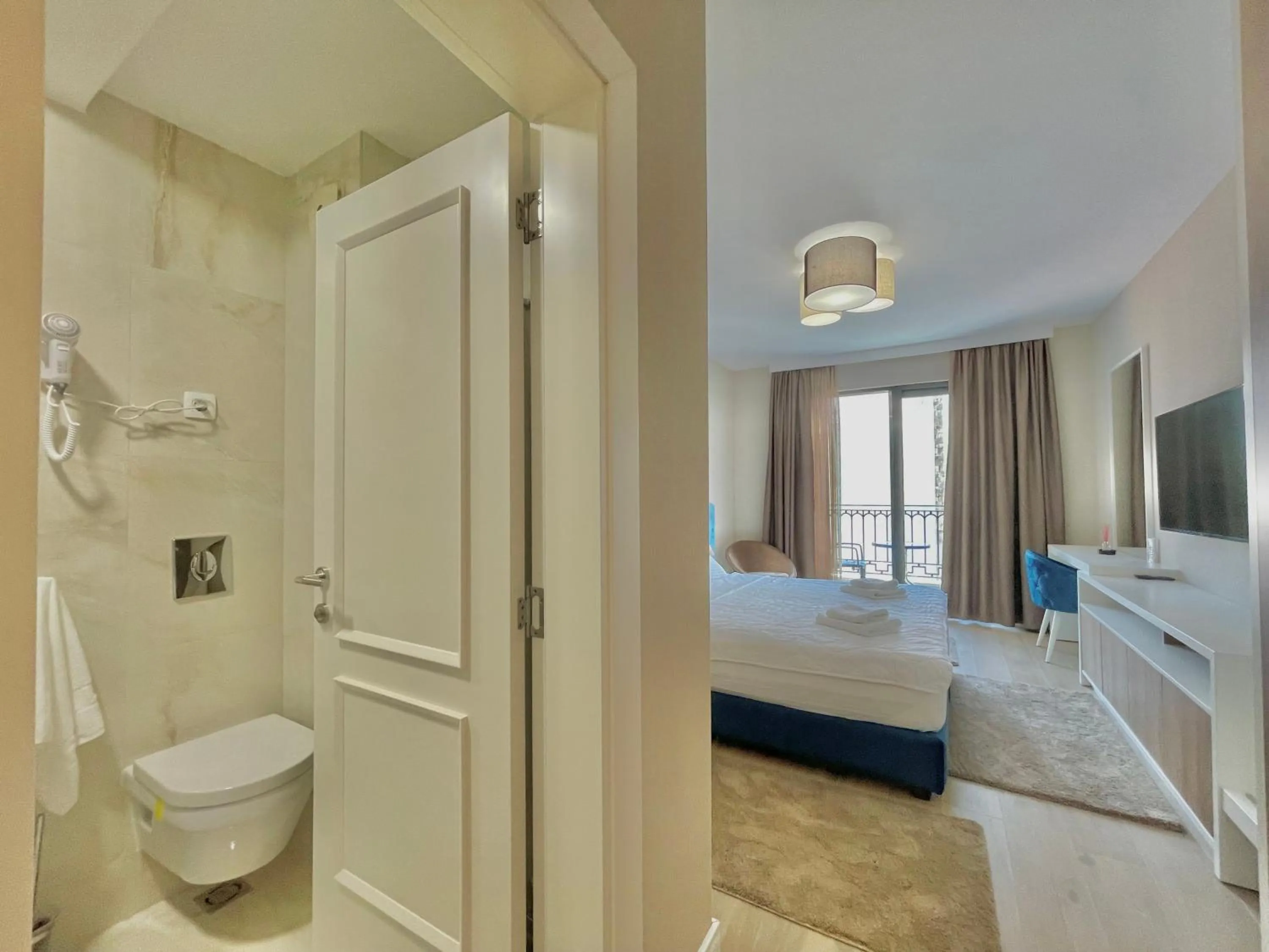 Toilet, Bed in Comfort Apartments Pasha