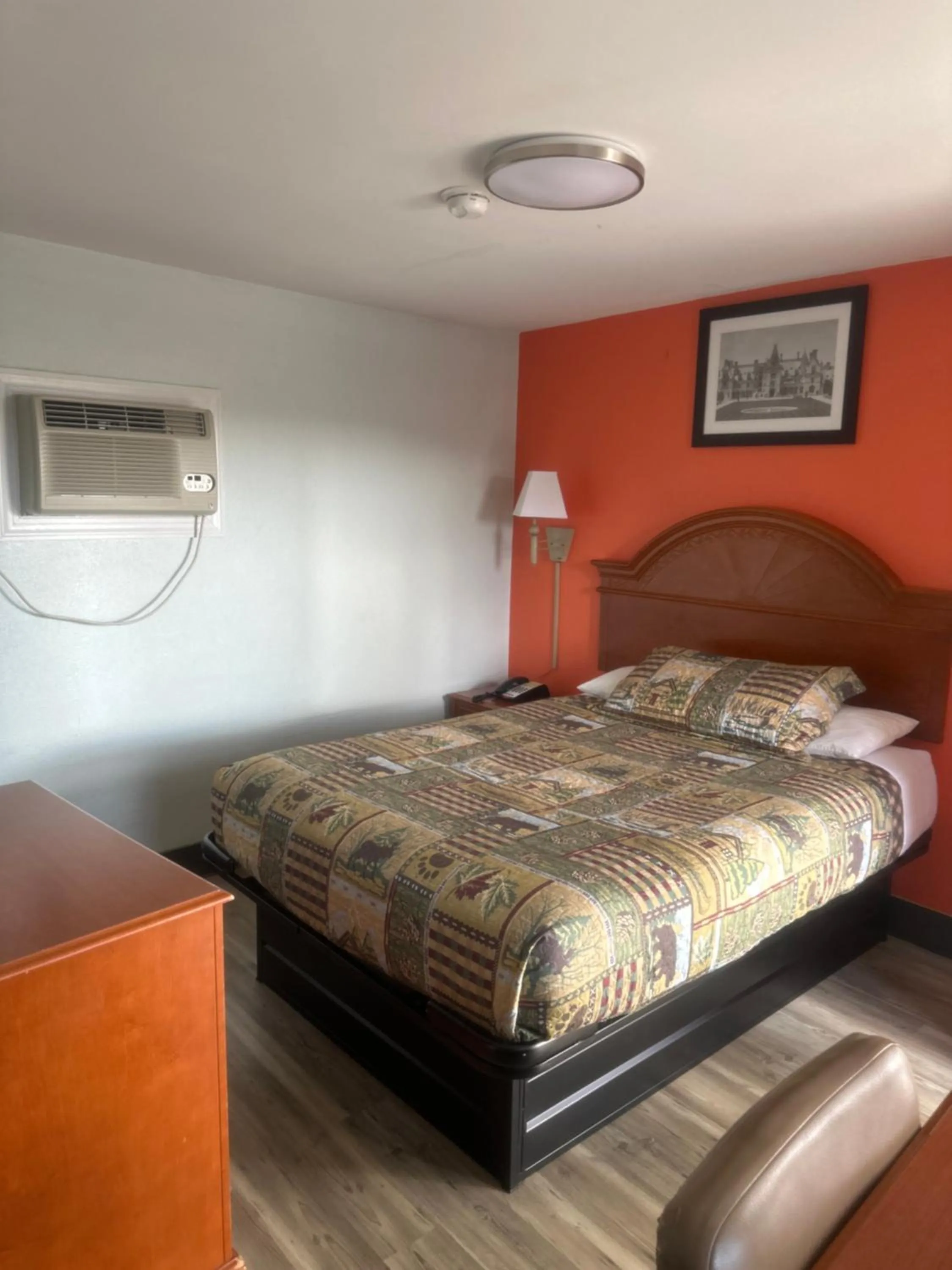 Photo of the whole room, Bed in Whispering Pines Motel