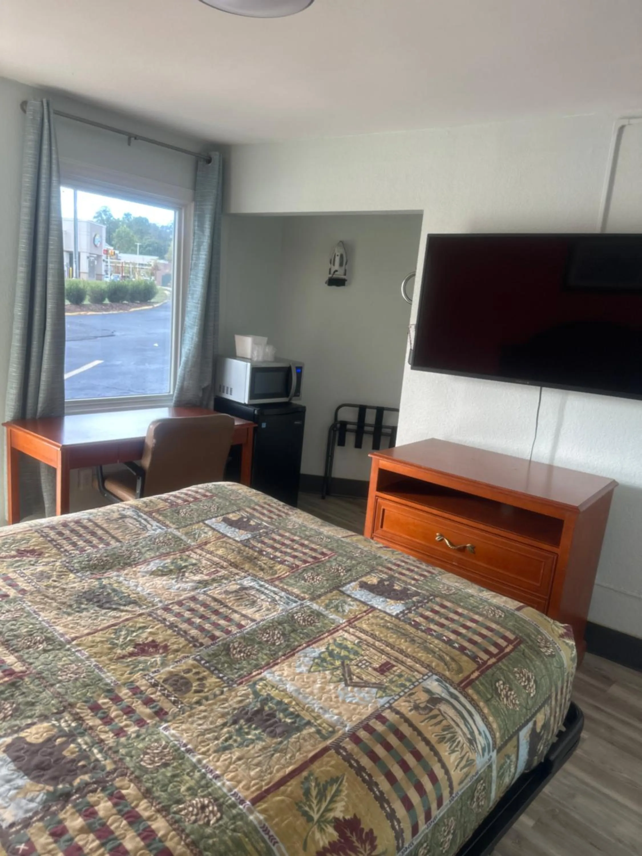 Photo of the whole room, Bed in Whispering Pines Motel