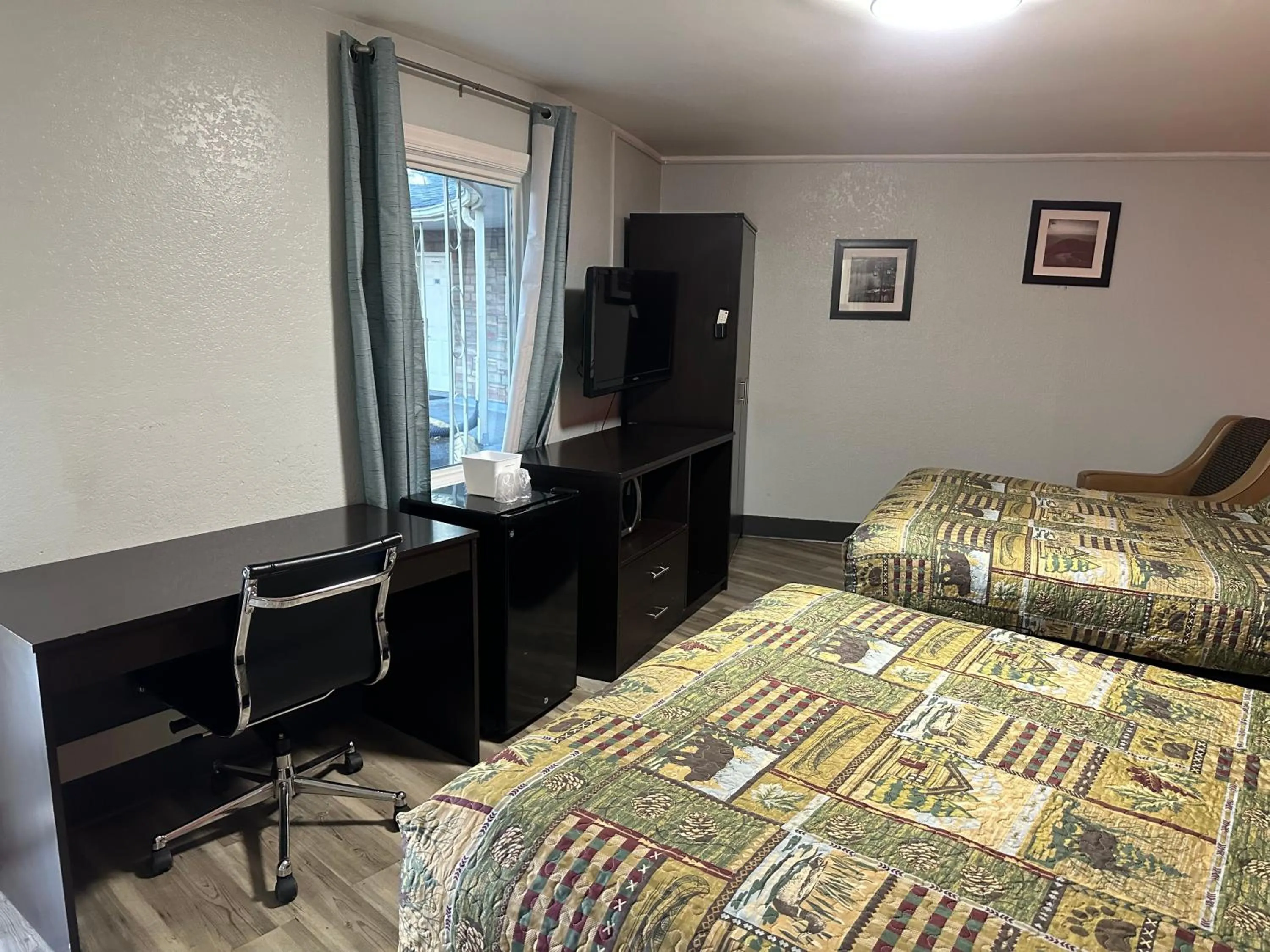 hair dresser, Bed in Whispering Pines Motel