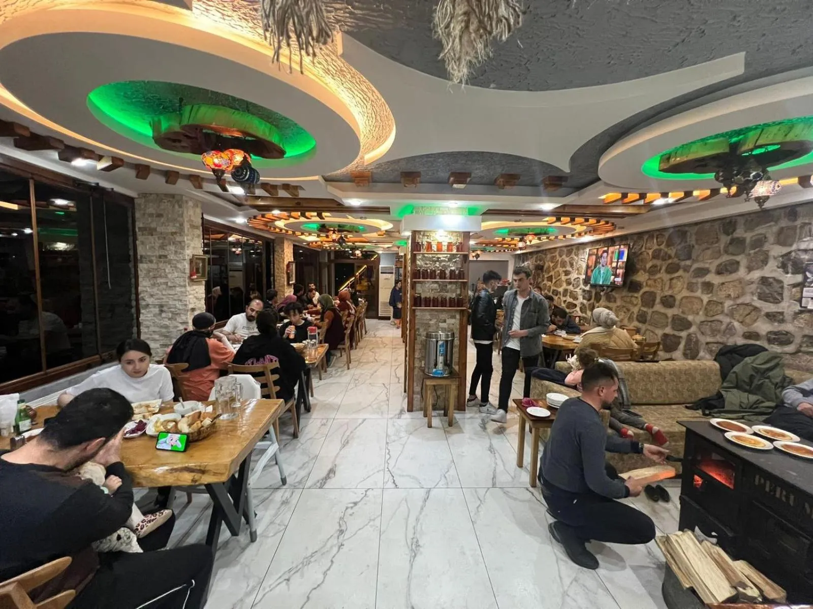 Restaurant/places to eat in Peruma otel bungalov