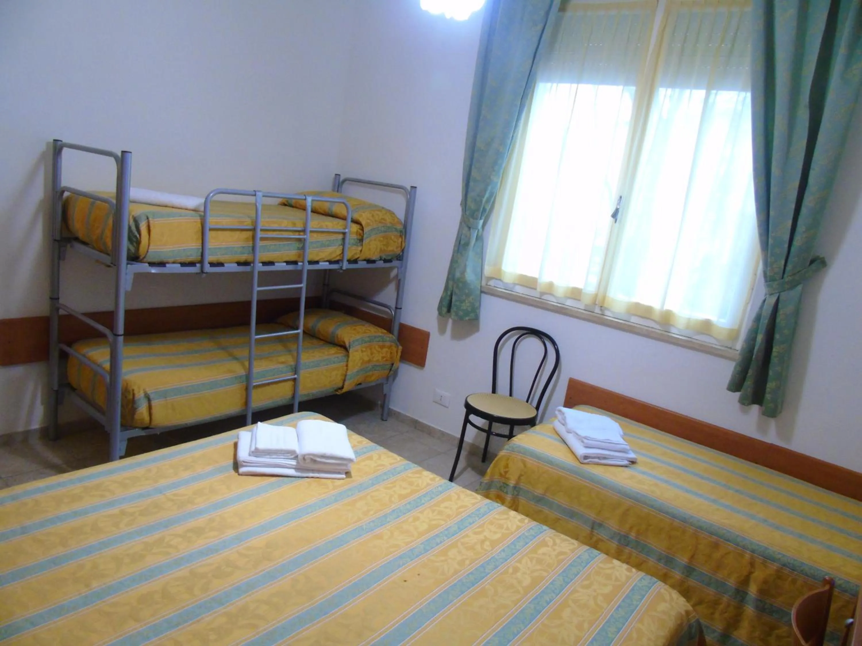 bunk bed in Hotel Zeus Lido di Classe Room Only