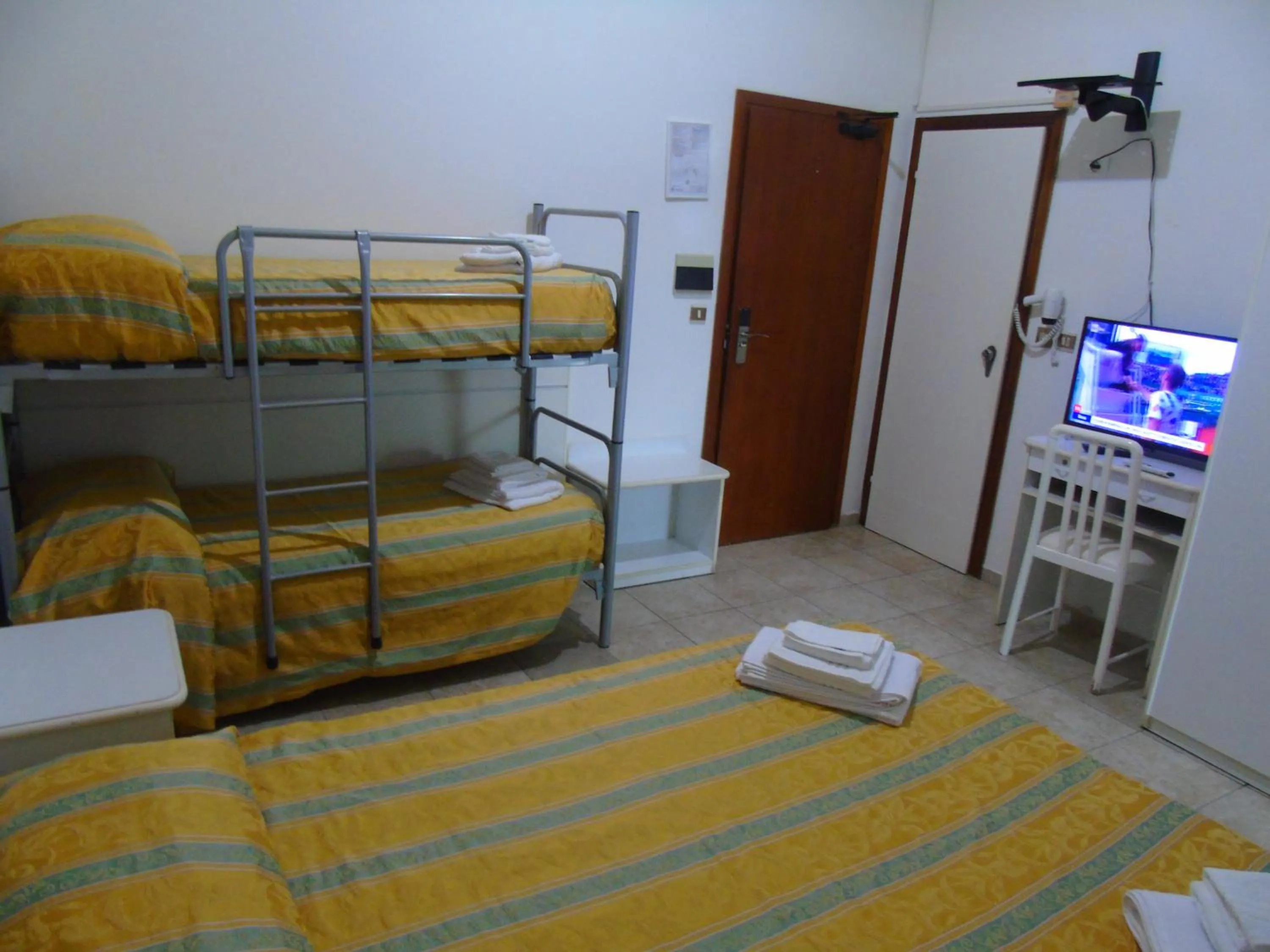 bunk bed in Hotel Zeus Lido di Classe Room Only