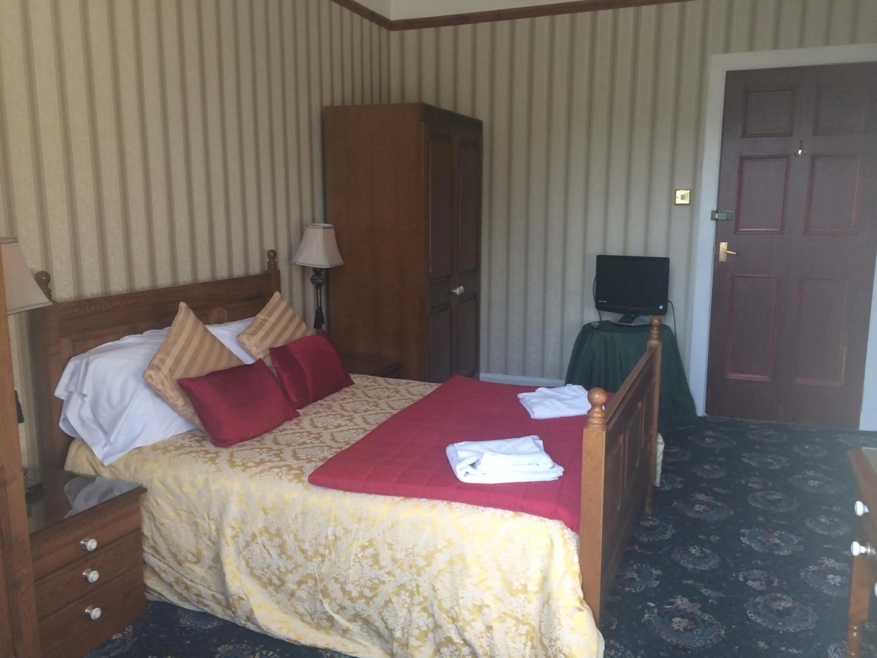 Photo of the whole room, Bed in Broom Lodge