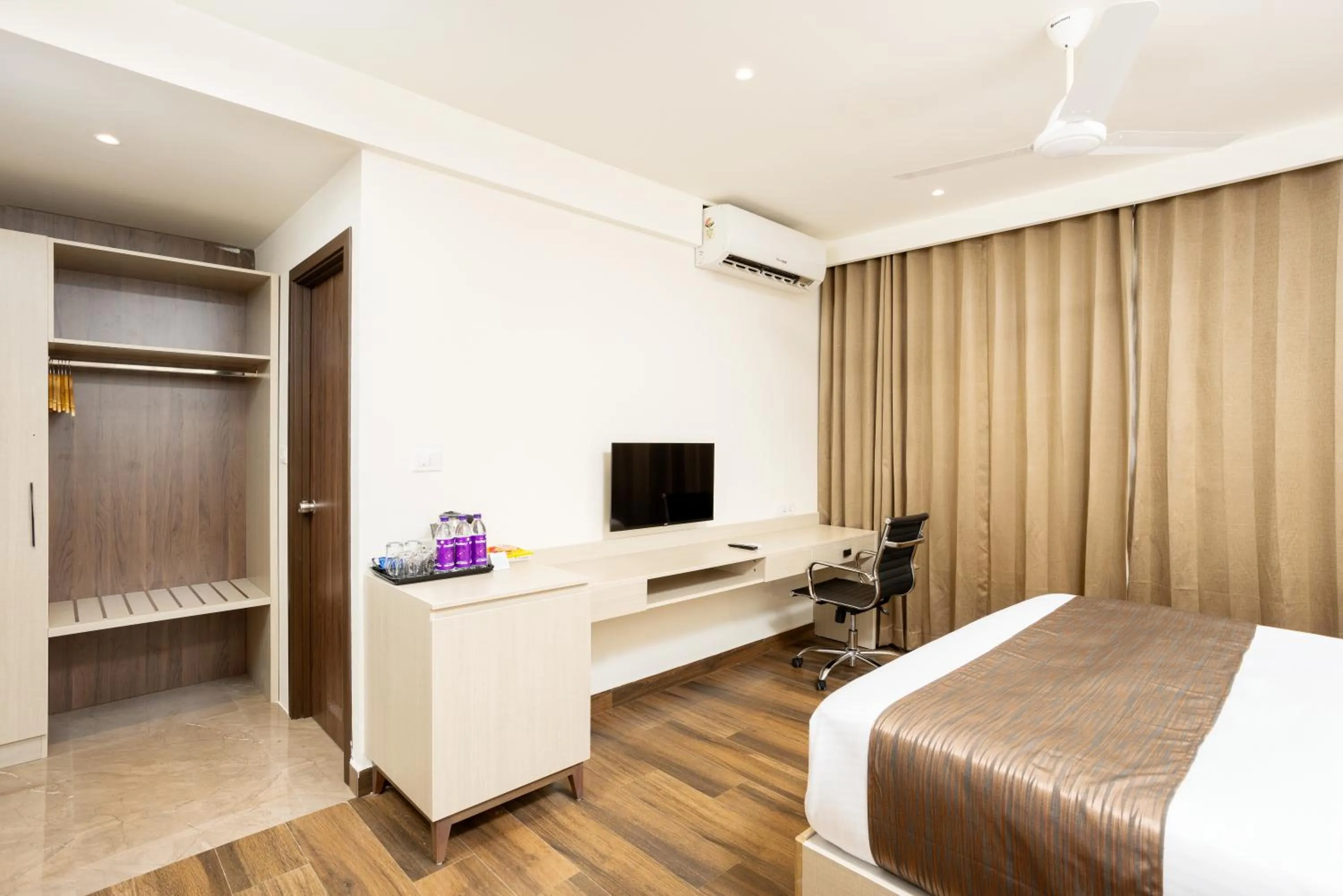 locker, Bed in PRESIDENCY AIRPORT HOTEL