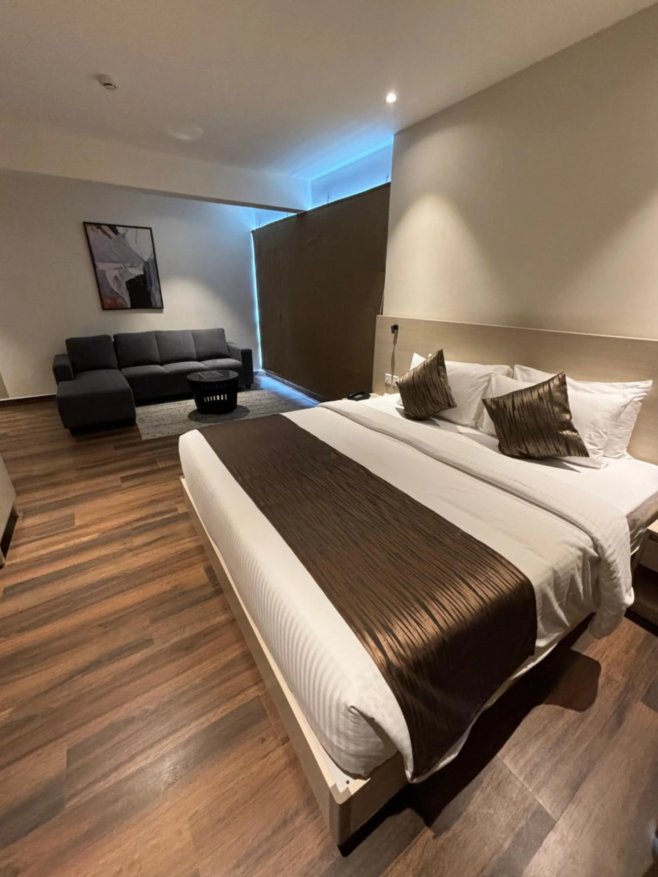 Living room, Bed in PRESIDENCY AIRPORT HOTEL