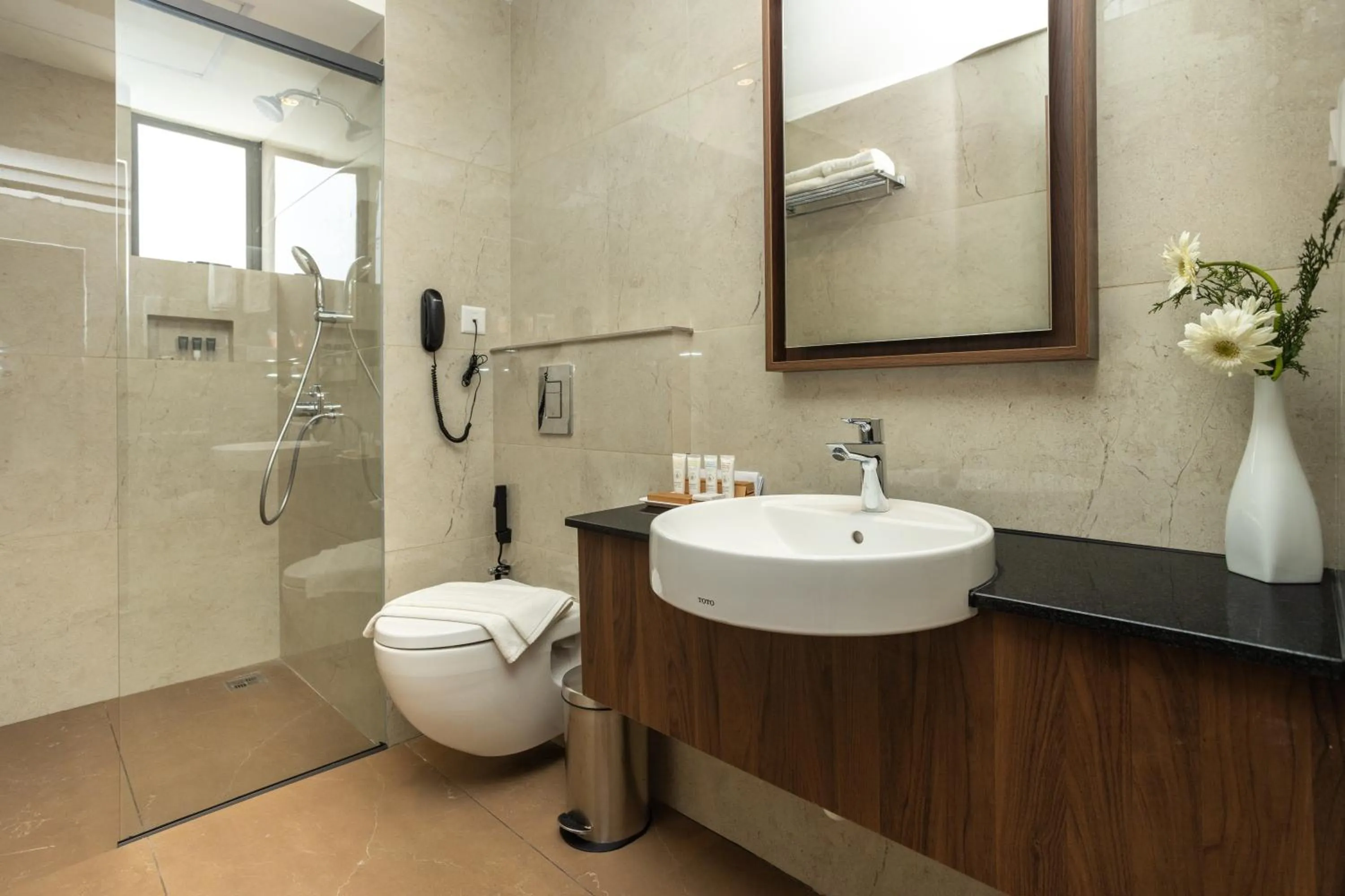 Toilet in PRESIDENCY AIRPORT HOTEL