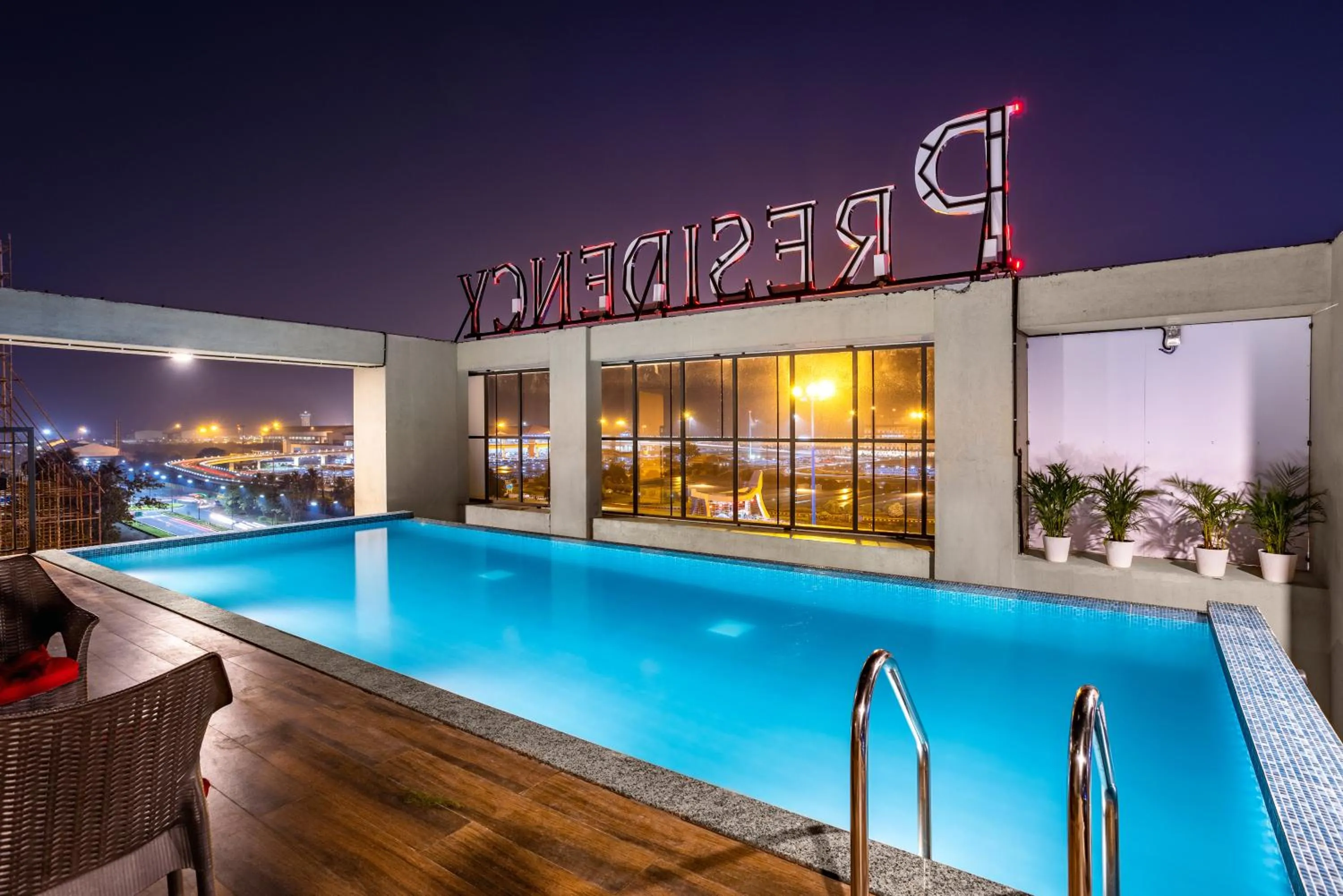 Swimming pool in PRESIDENCY AIRPORT HOTEL