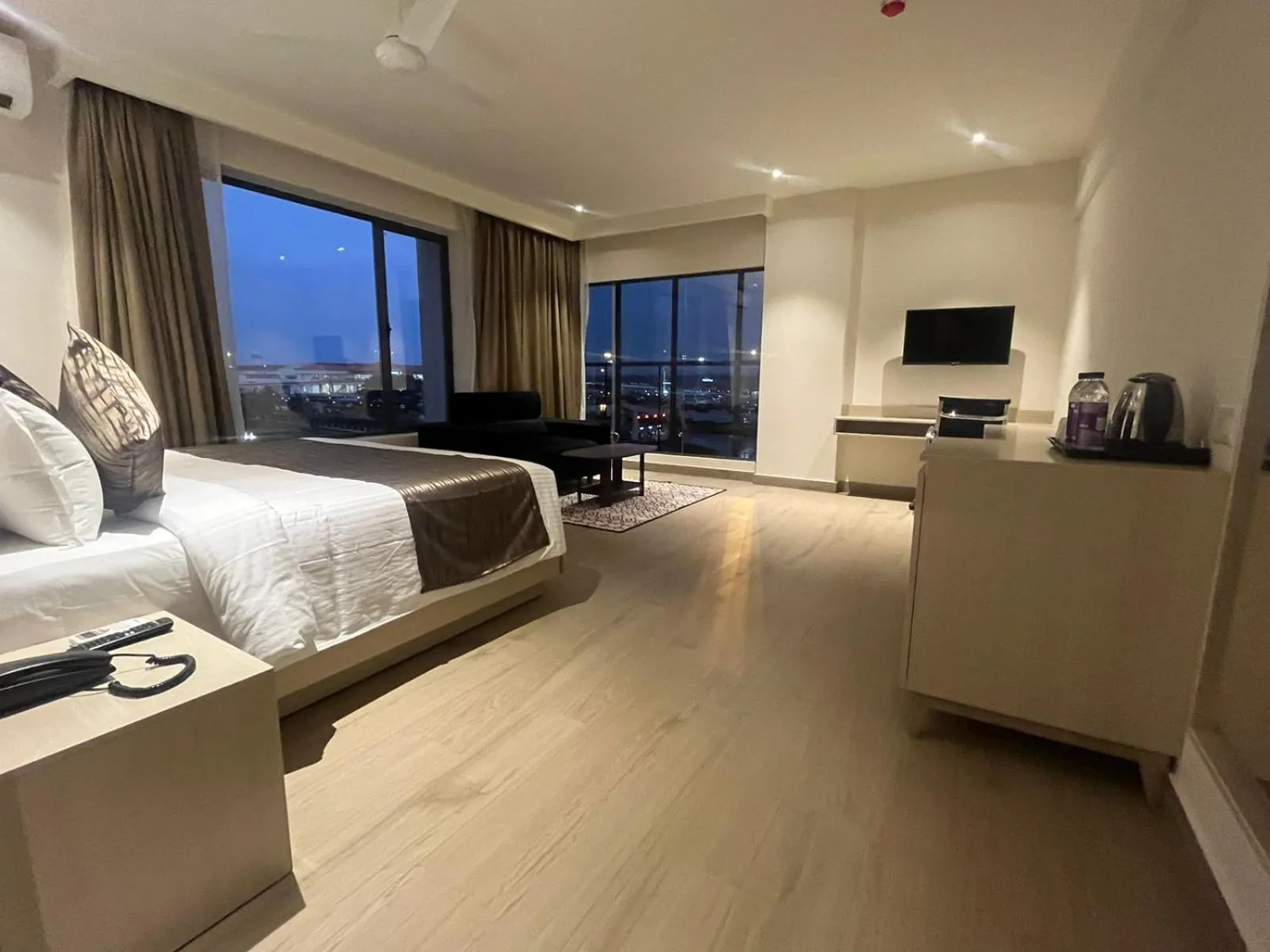 Bed in PRESIDENCY AIRPORT HOTEL