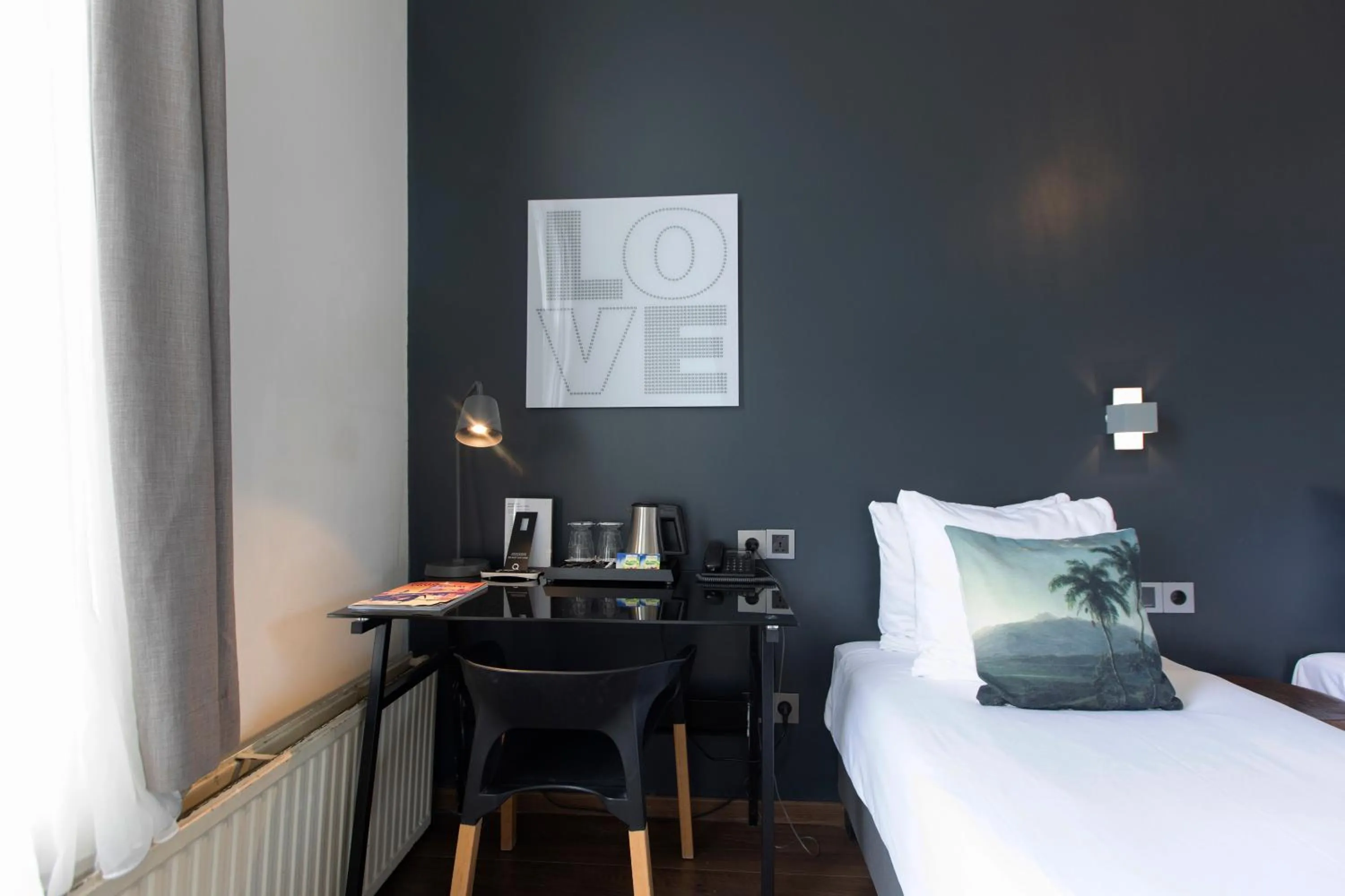 Coffee/tea facilities, Bed in Quentin Amsterdam Hotel