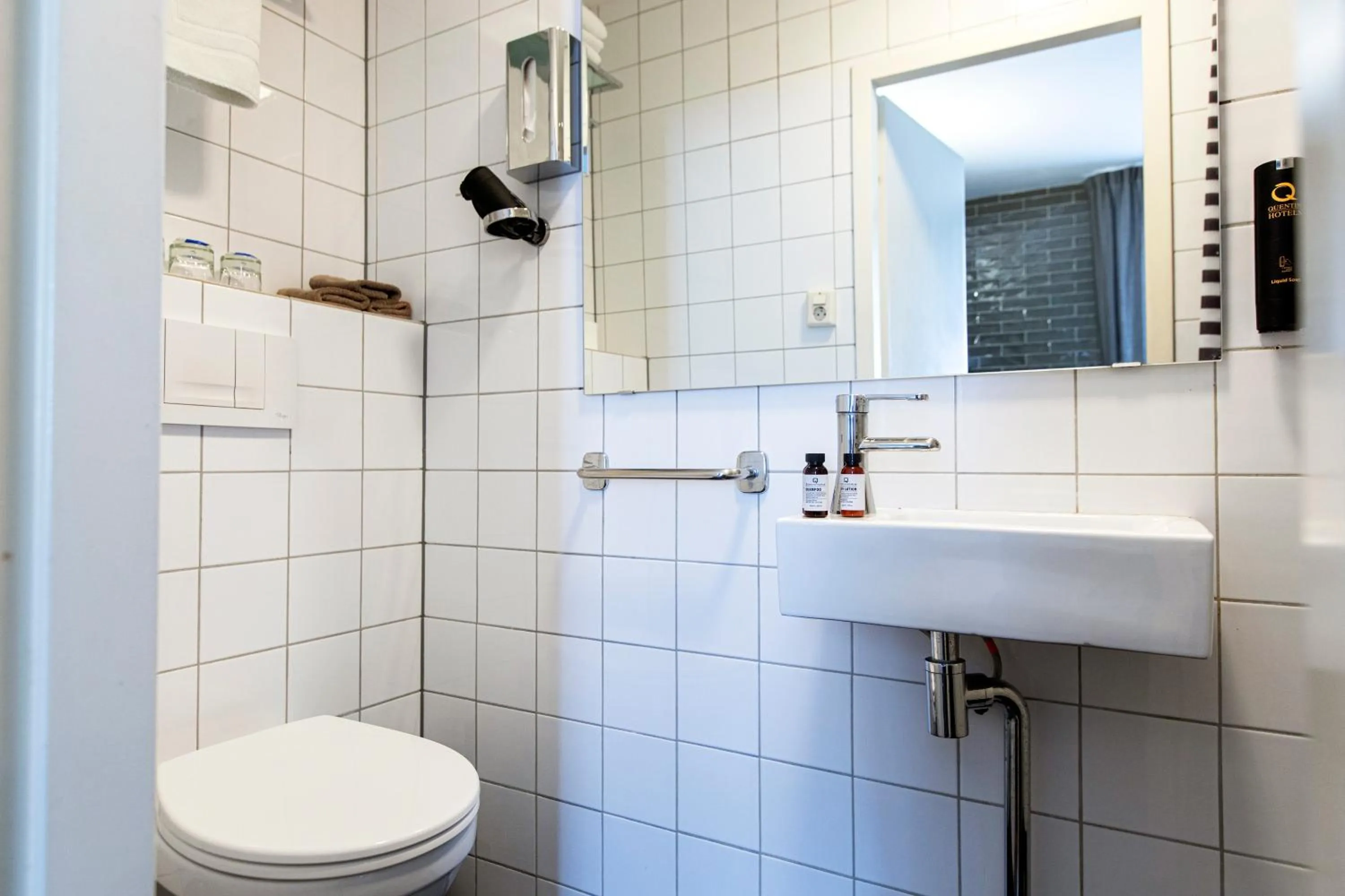 Bathroom in Quentin Amsterdam Hotel