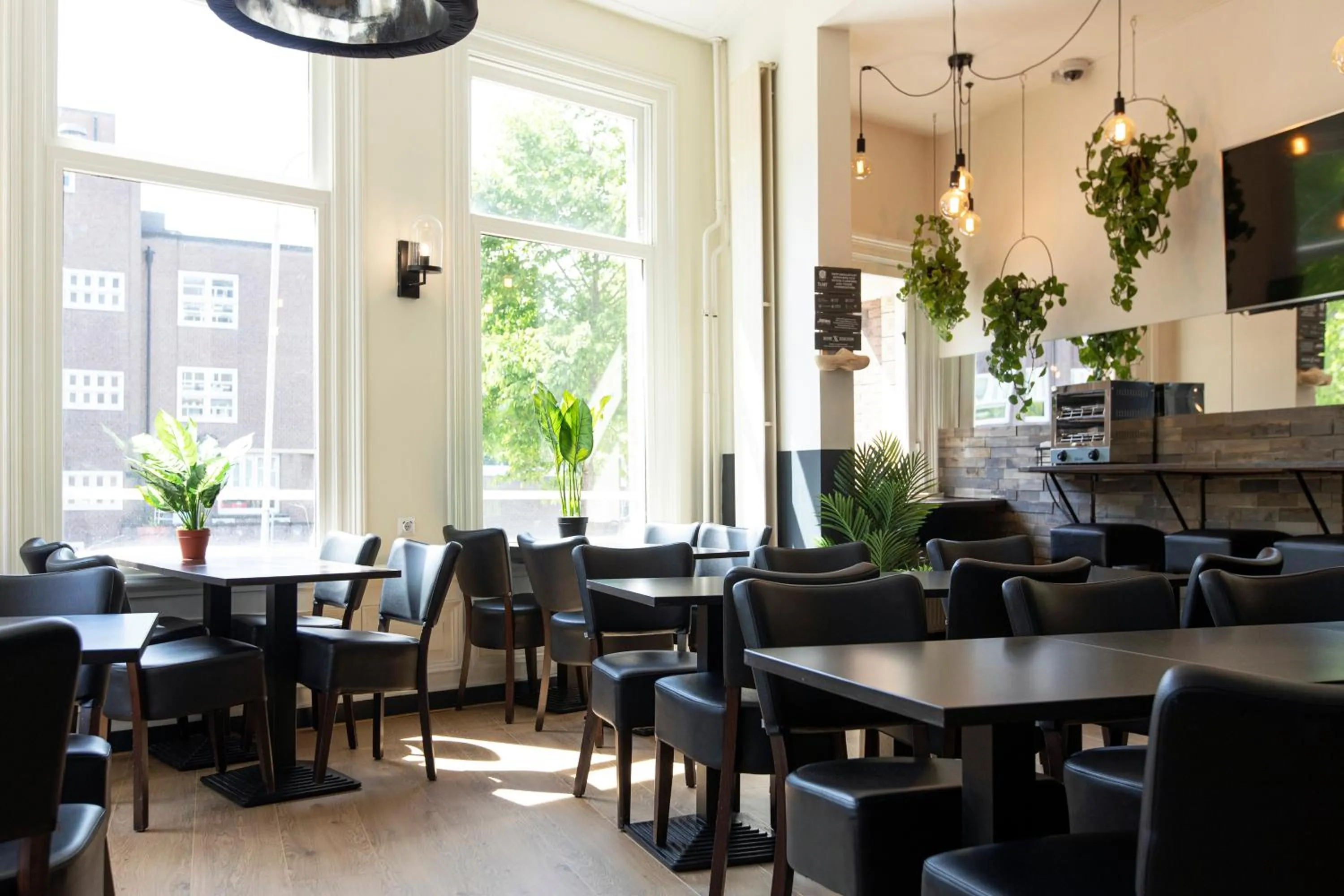 Restaurant/places to eat in Quentin Amsterdam Hotel