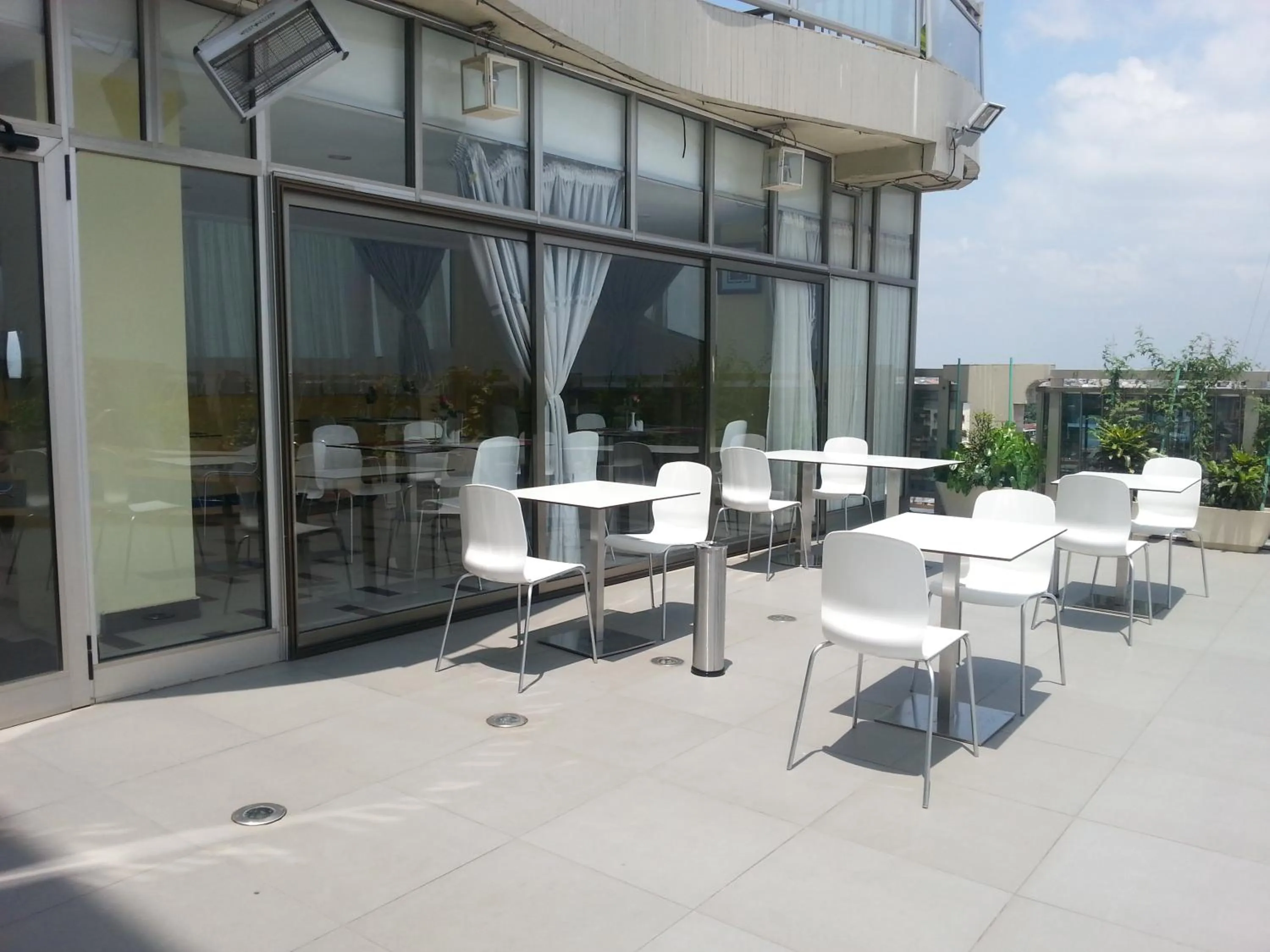 Restaurant/places to eat in Benin Royal Hotel