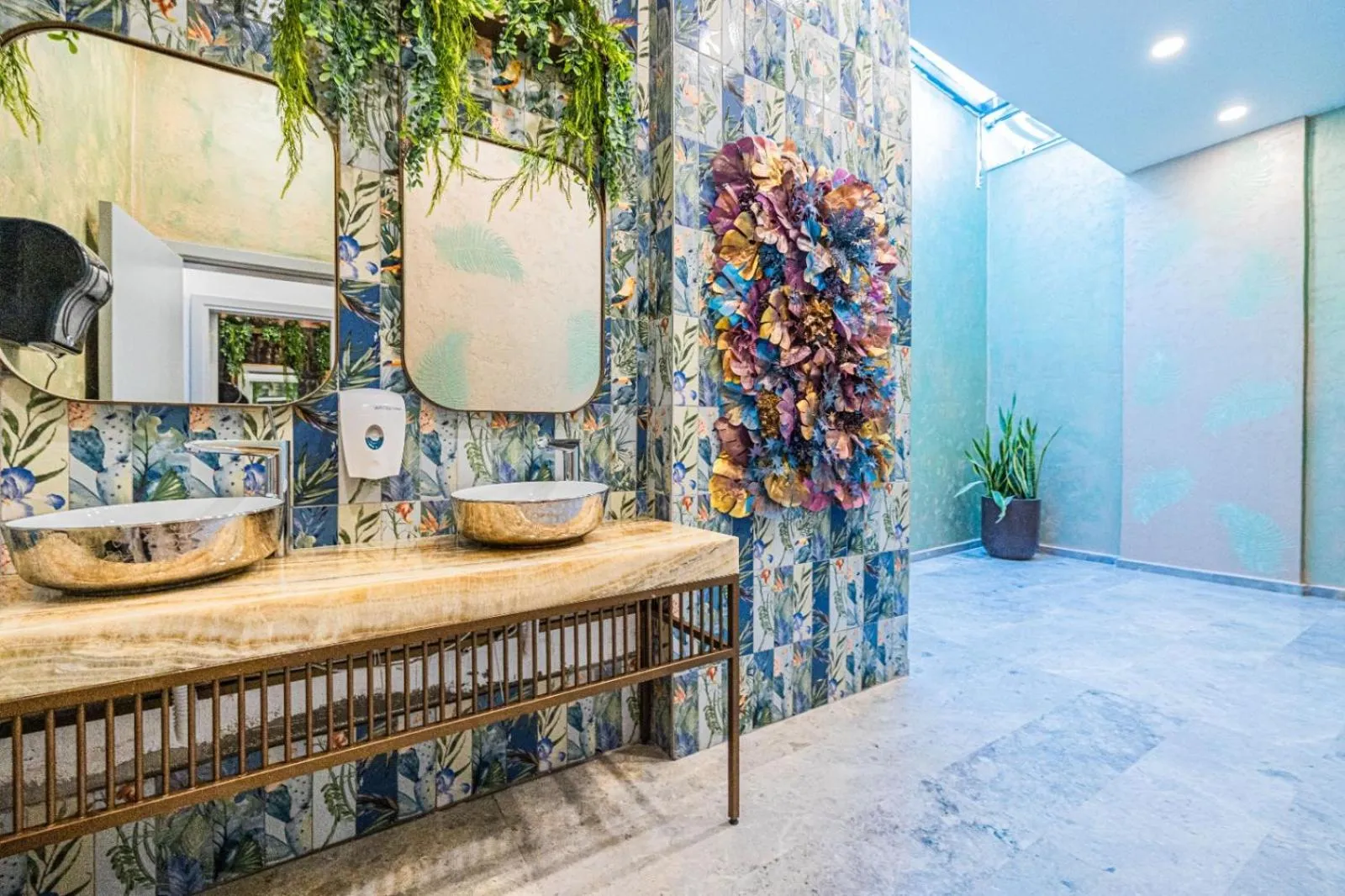 Decorative detail in Gözegir Hotel