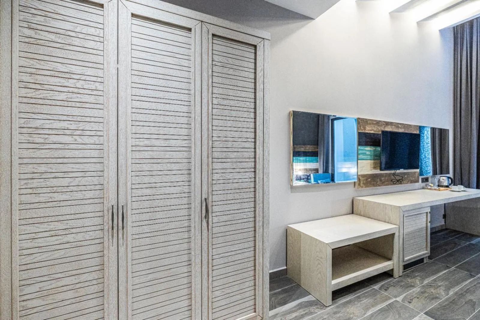 wardrobe in Gözegir Hotel