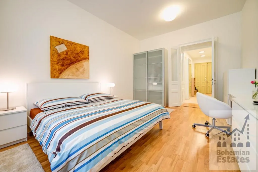 Photo of the whole room, Bed in Bishop Apartments