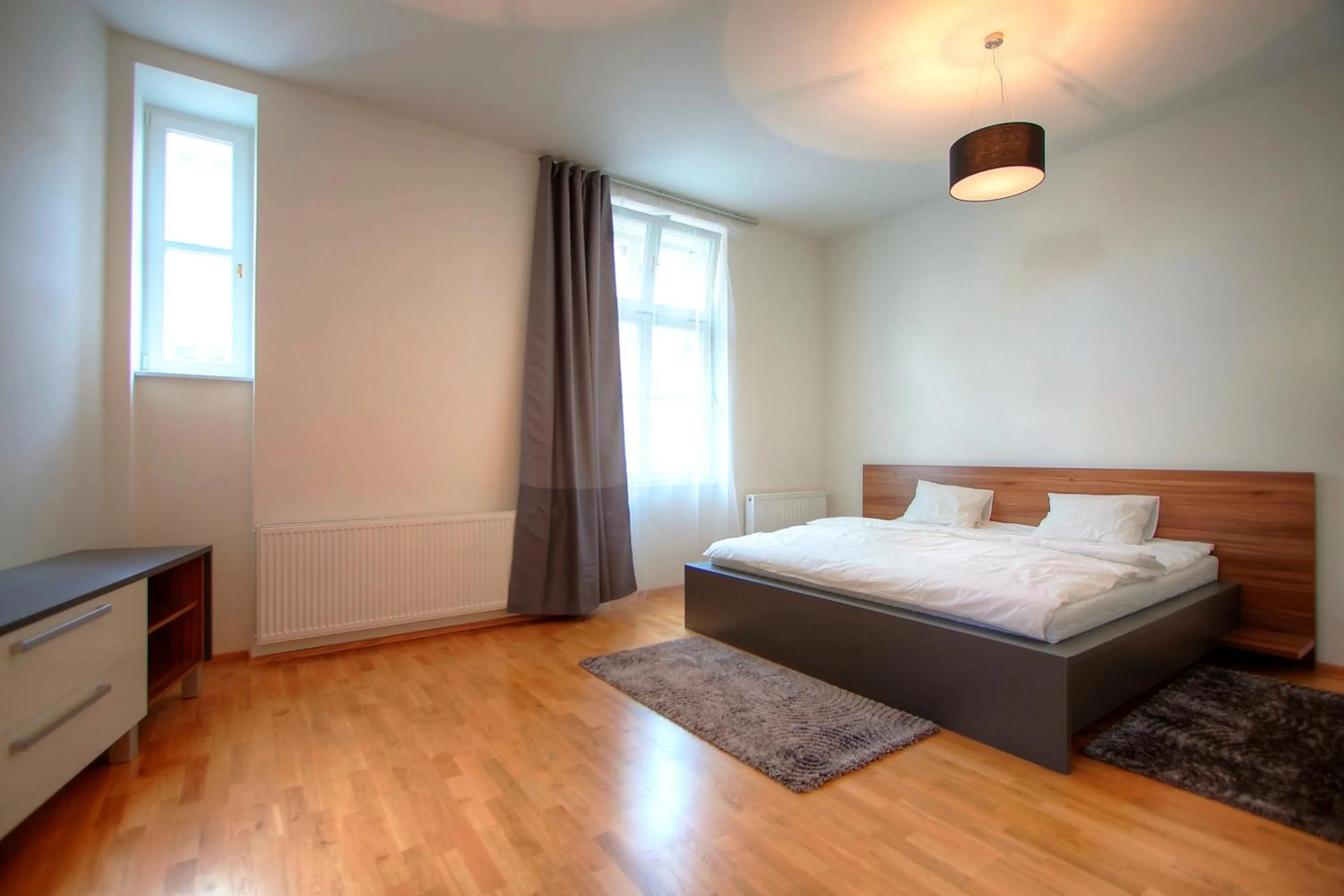 Photo of the whole room, Bed in Bishop Apartments