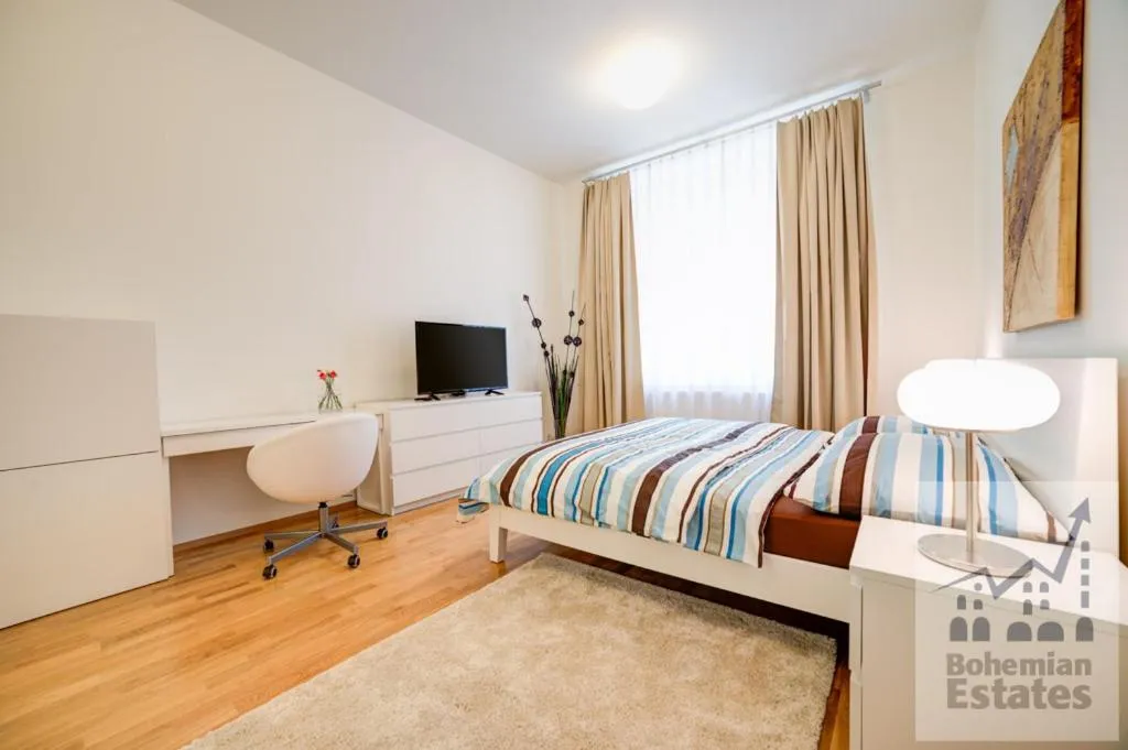 Day, Bed in Bishop Apartments