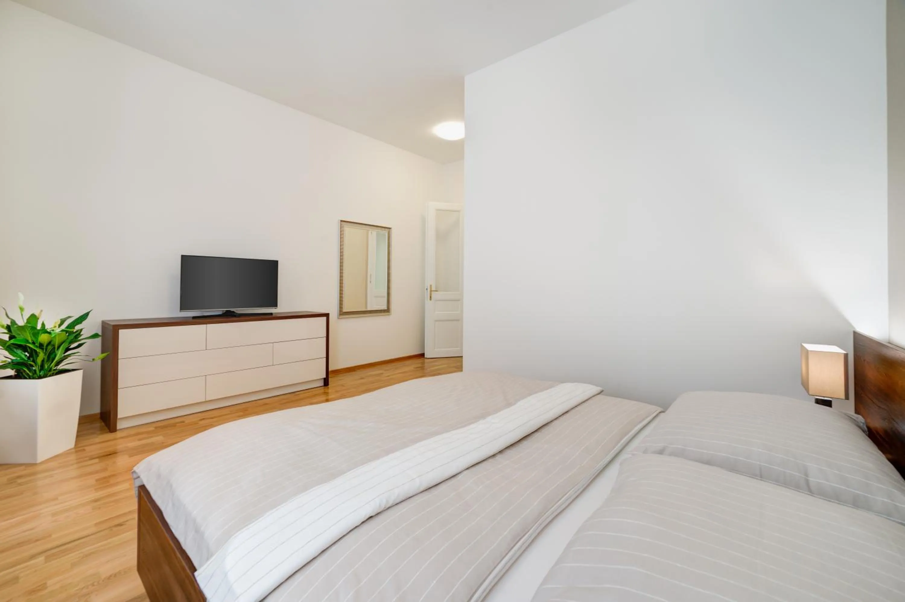 Photo of the whole room, Bed in Bishop Apartments