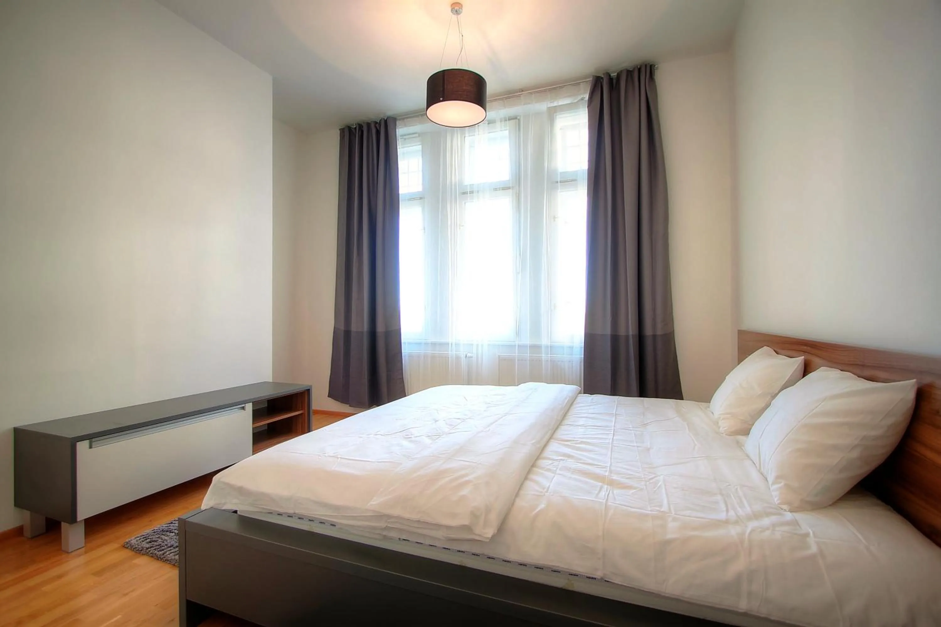 Photo of the whole room, Bed in Bishop Apartments