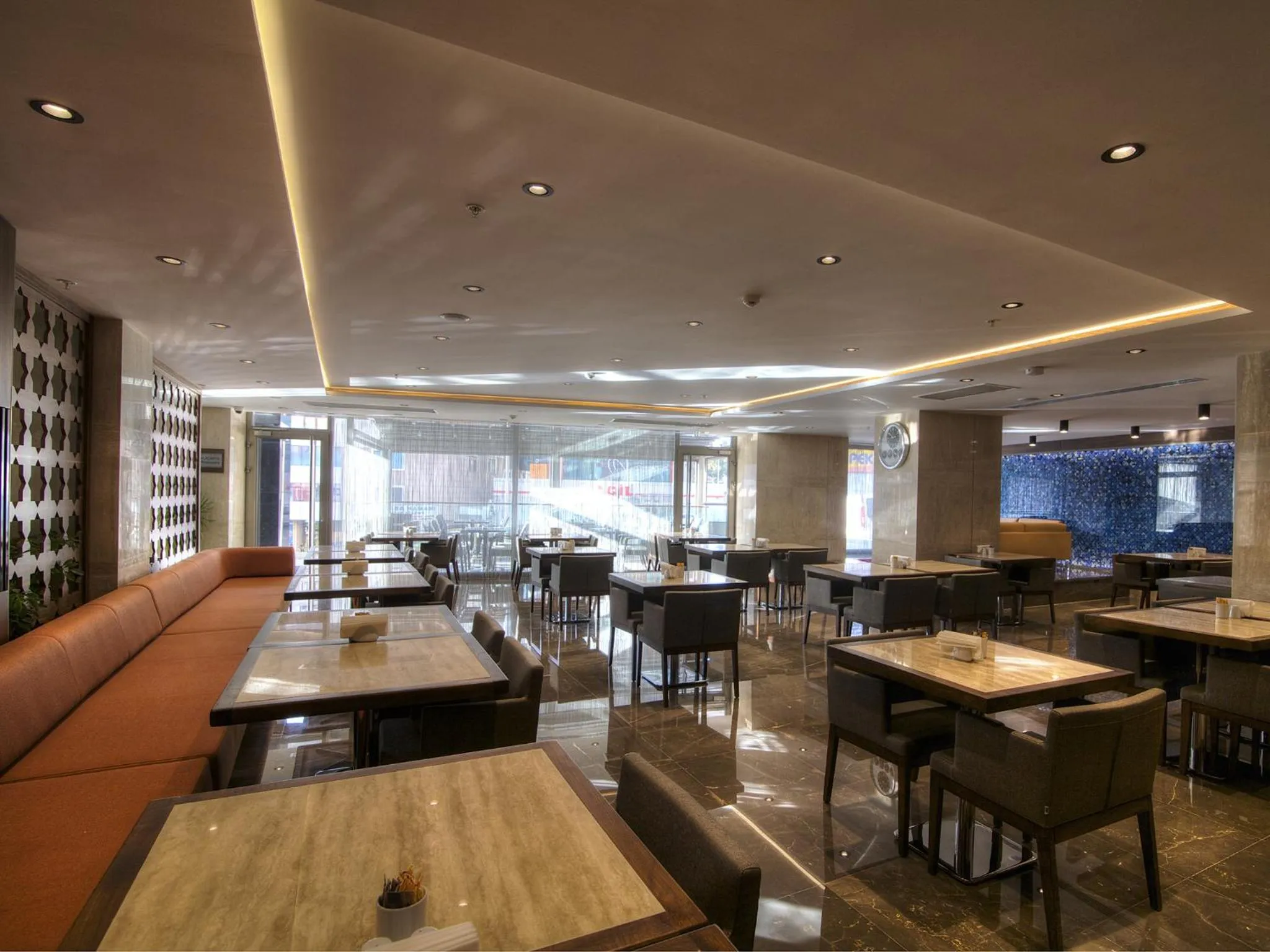 Restaurant/places to eat in Fesa Business Hotel