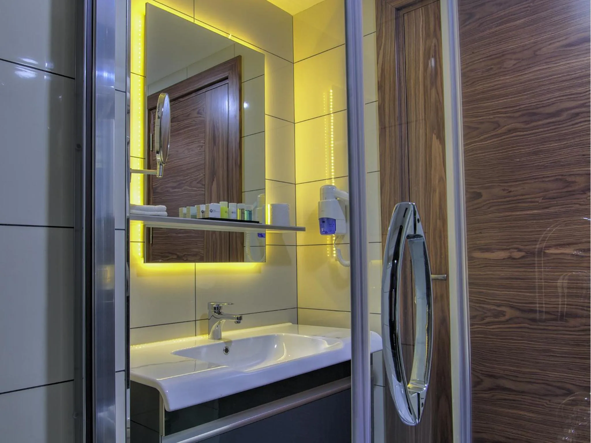 Shower in Fesa Business Hotel