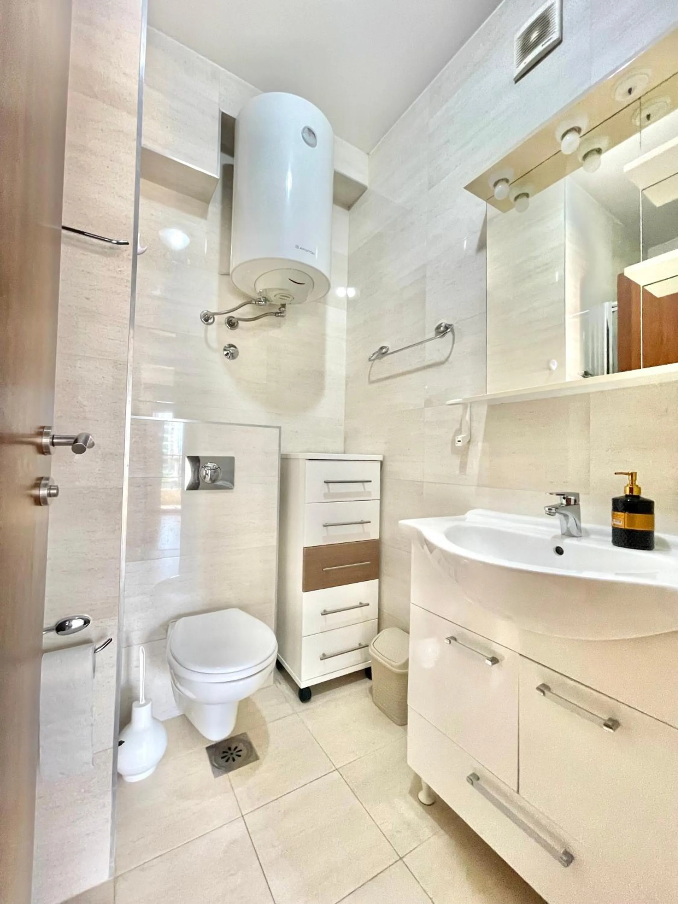 Toilet in Comfort Apartments Aleksic