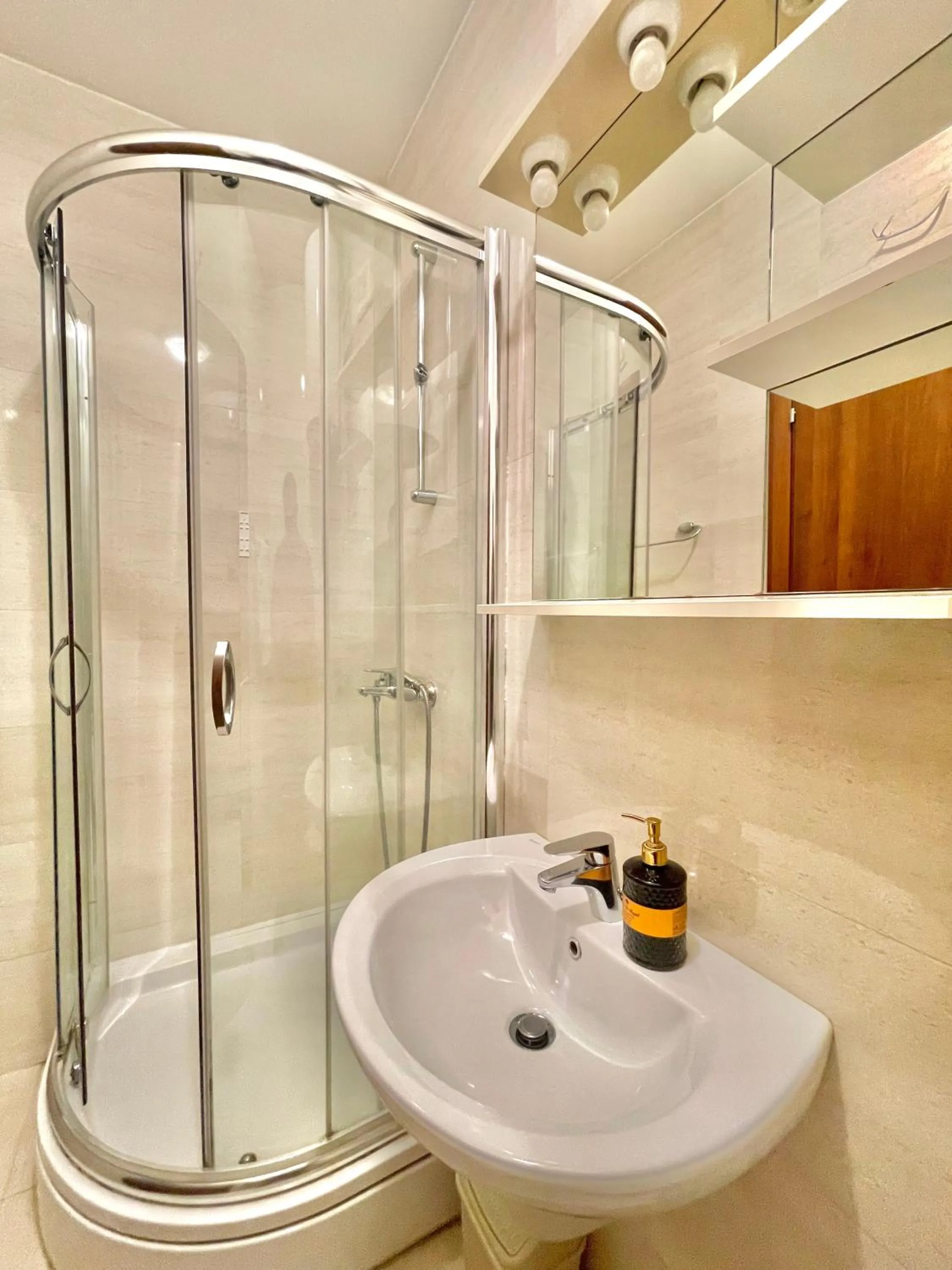 Shower in Comfort Apartments Aleksic