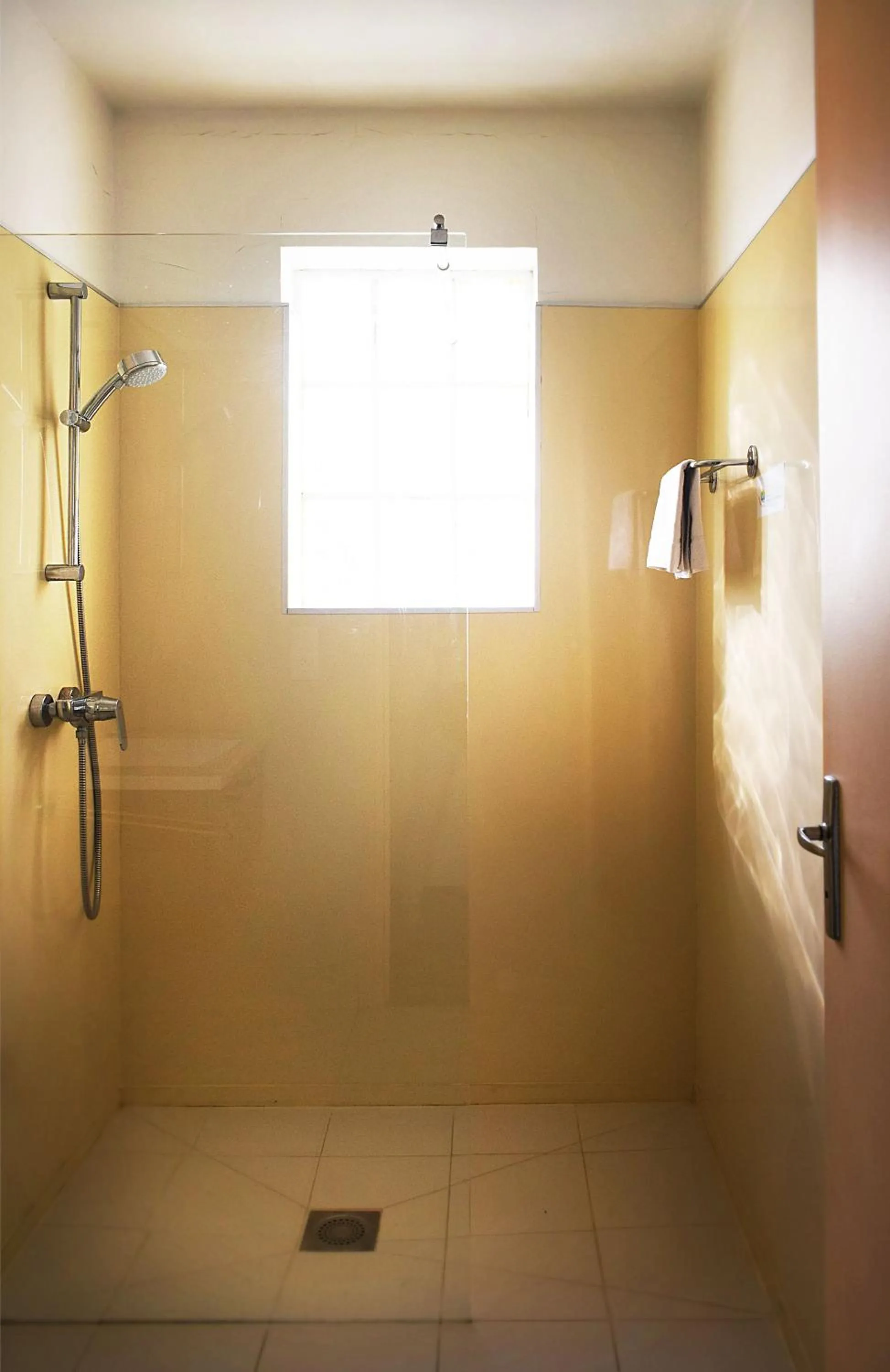 Shower in Logis Hôtel Restaurant Le Top du Roulier