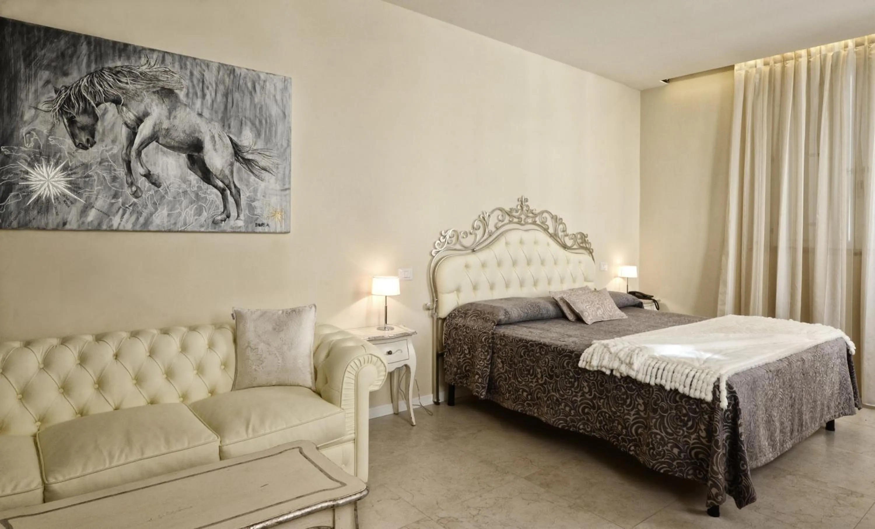 Property building, Bed in Villa del Sole Siena