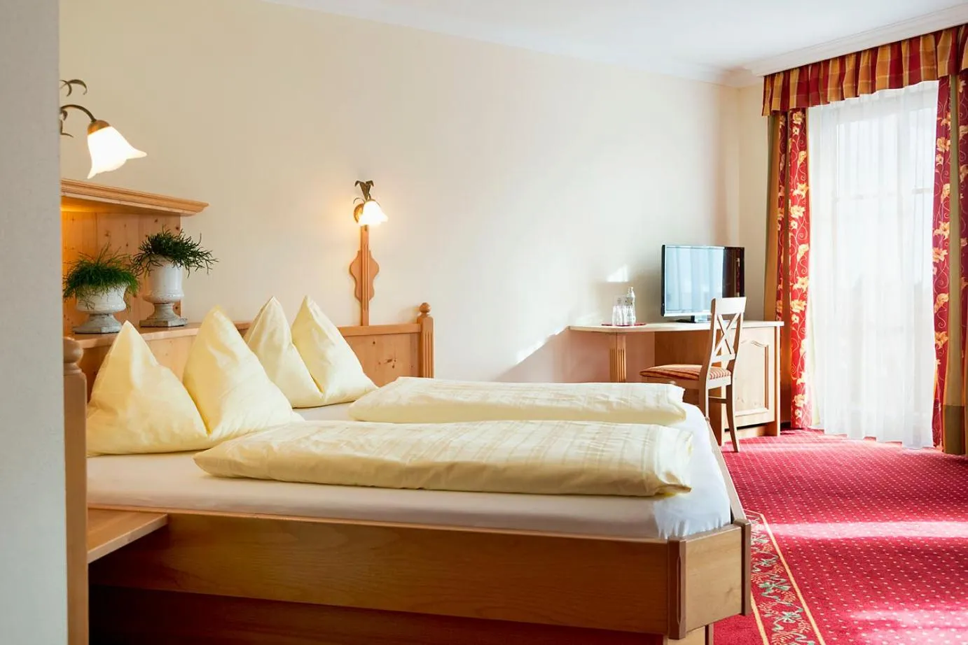 Photo of the whole room, Bed in Landhotel Untermüllnergut