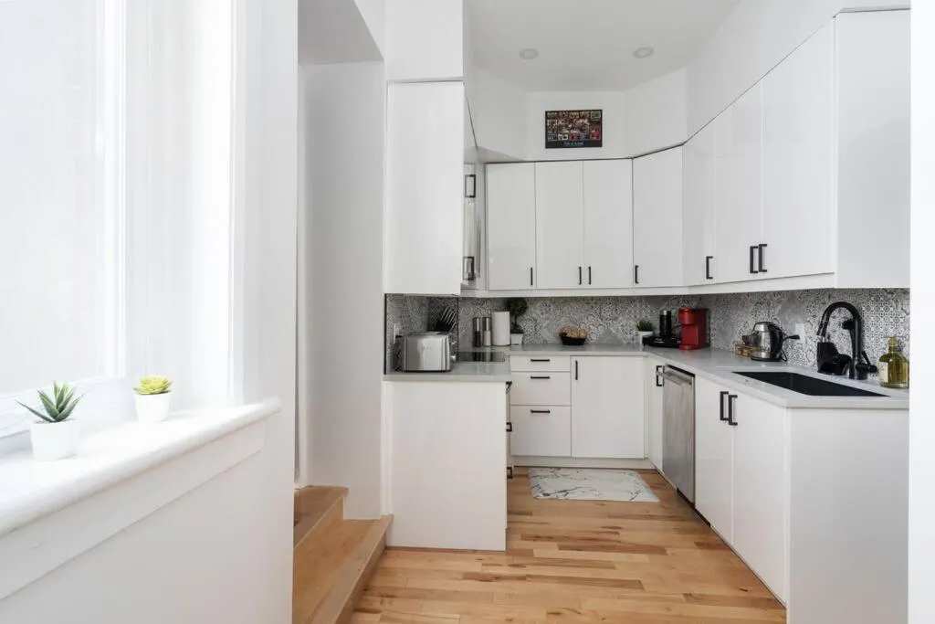 Coffee/tea facilities in Downtown Luxe: Metro, King Bed, Parking, Sleeps 6