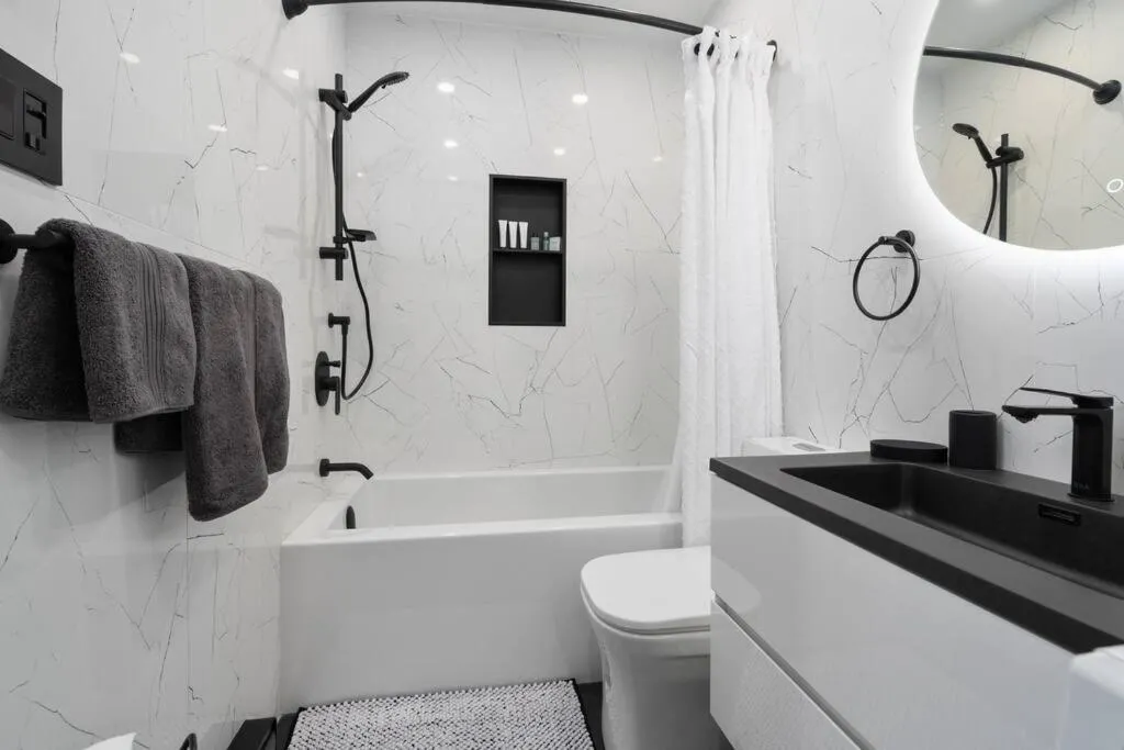 Three-Bedroom Apartment in Downtown Luxe: Metro, King Bed, Parking, Sleeps 6