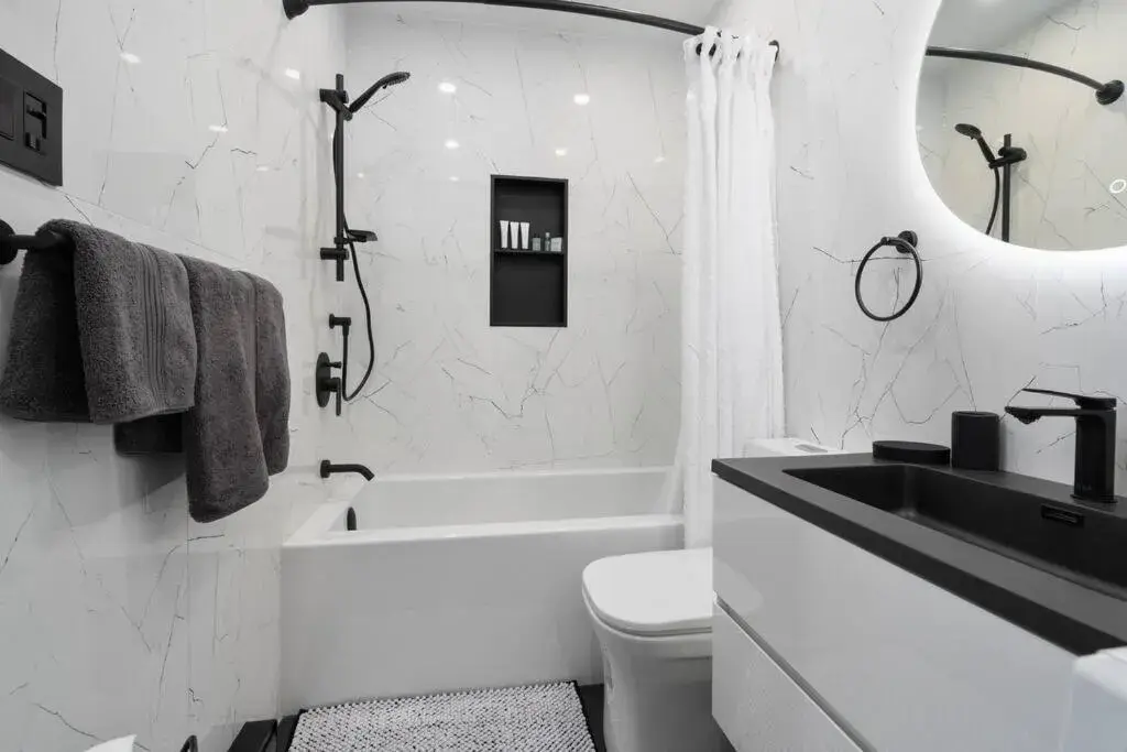 Three-Bedroom Apartment in Downtown Luxe: Metro, King Bed, Parking, Sleeps 6 Three-Bedroom Apartment in Downtown Luxe: Metro, King Bed, Parking, Sleeps 6